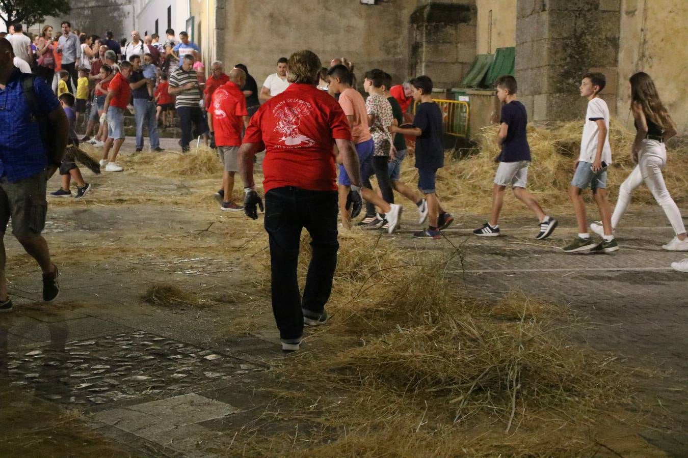 El Llano de Santa María volvió, ayer, a convertirse en el mejor escenario para la tradicional 'quema del rabo del diablo'. Una singular celebración que, en vísperas de la festividad de San Bartolomé, patrón de Jerez, tiene como protagonista al fuego como elemento purificador y está presidida por dos «monigotes» que representan al diablo y la diabla. Sobre el Llano de Santa María los 'Amigos de la quema del rabo del diablo' dispusieron hileras de pasto, formando cuadros, y terminados en un «rabo», a los que se les prendió fuego. Cuando las llamas comenzaron a extinguirse, pequeños y mayores saltaron por encima de ellas.