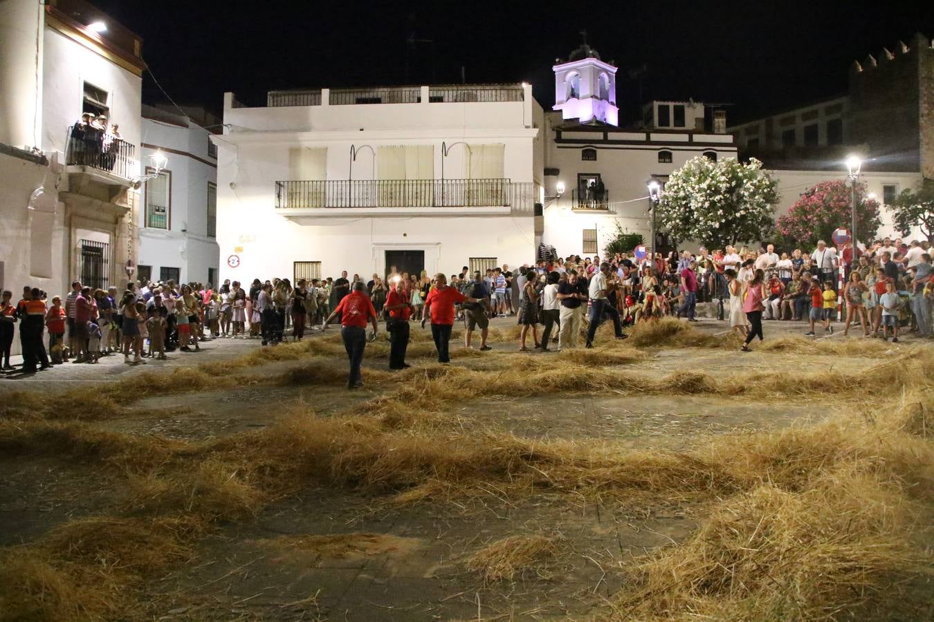 El Llano de Santa María volvió, ayer, a convertirse en el mejor escenario para la tradicional 'quema del rabo del diablo'. Una singular celebración que, en vísperas de la festividad de San Bartolomé, patrón de Jerez, tiene como protagonista al fuego como elemento purificador y está presidida por dos «monigotes» que representan al diablo y la diabla. Sobre el Llano de Santa María los 'Amigos de la quema del rabo del diablo' dispusieron hileras de pasto, formando cuadros, y terminados en un «rabo», a los que se les prendió fuego. Cuando las llamas comenzaron a extinguirse, pequeños y mayores saltaron por encima de ellas.