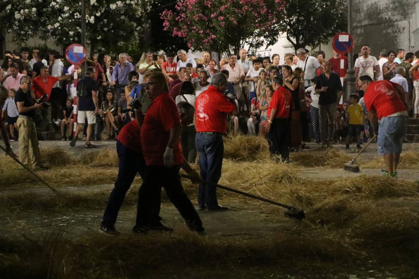 El Llano de Santa María volvió, ayer, a convertirse en el mejor escenario para la tradicional 'quema del rabo del diablo'. Una singular celebración que, en vísperas de la festividad de San Bartolomé, patrón de Jerez, tiene como protagonista al fuego como elemento purificador y está presidida por dos «monigotes» que representan al diablo y la diabla. Sobre el Llano de Santa María los 'Amigos de la quema del rabo del diablo' dispusieron hileras de pasto, formando cuadros, y terminados en un «rabo», a los que se les prendió fuego. Cuando las llamas comenzaron a extinguirse, pequeños y mayores saltaron por encima de ellas.