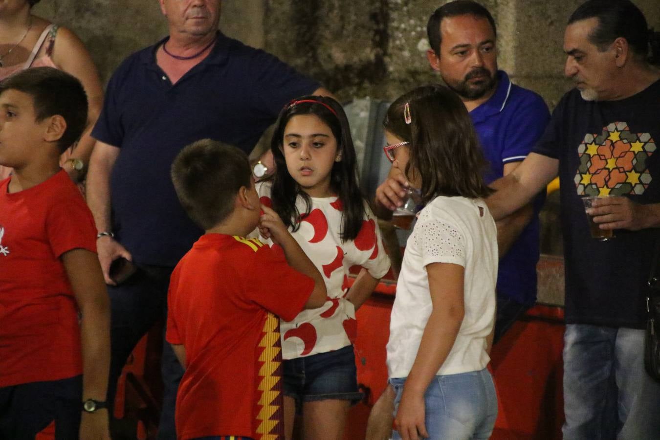 El Llano de Santa María volvió, ayer, a convertirse en el mejor escenario para la tradicional 'quema del rabo del diablo'. Una singular celebración que, en vísperas de la festividad de San Bartolomé, patrón de Jerez, tiene como protagonista al fuego como elemento purificador y está presidida por dos «monigotes» que representan al diablo y la diabla. Sobre el Llano de Santa María los 'Amigos de la quema del rabo del diablo' dispusieron hileras de pasto, formando cuadros, y terminados en un «rabo», a los que se les prendió fuego. Cuando las llamas comenzaron a extinguirse, pequeños y mayores saltaron por encima de ellas.