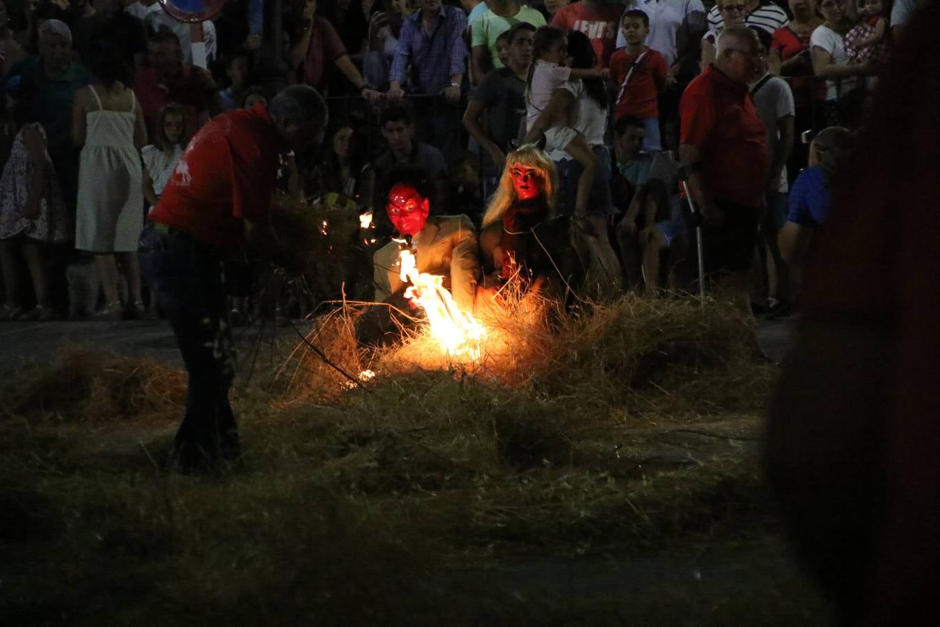 El Llano de Santa María volvió, ayer, a convertirse en el mejor escenario para la tradicional 'quema del rabo del diablo'. Una singular celebración que, en vísperas de la festividad de San Bartolomé, patrón de Jerez, tiene como protagonista al fuego como elemento purificador y está presidida por dos «monigotes» que representan al diablo y la diabla. Sobre el Llano de Santa María los 'Amigos de la quema del rabo del diablo' dispusieron hileras de pasto, formando cuadros, y terminados en un «rabo», a los que se les prendió fuego. Cuando las llamas comenzaron a extinguirse, pequeños y mayores saltaron por encima de ellas.