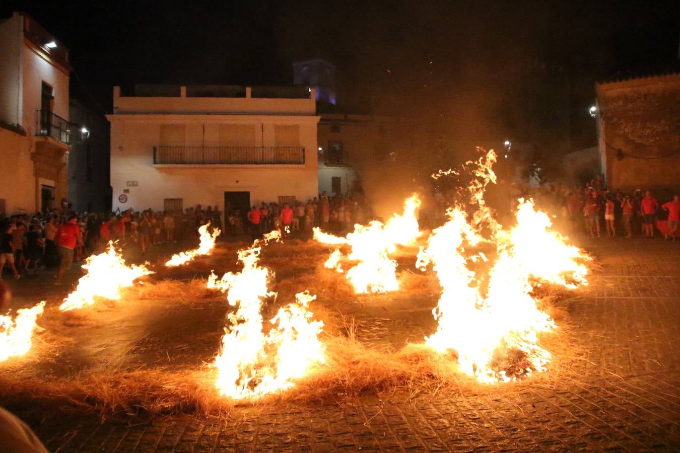 El Llano de Santa María volvió, ayer, a convertirse en el mejor escenario para la tradicional 'quema del rabo del diablo'. Una singular celebración que, en vísperas de la festividad de San Bartolomé, patrón de Jerez, tiene como protagonista al fuego como elemento purificador y está presidida por dos «monigotes» que representan al diablo y la diabla. Sobre el Llano de Santa María los 'Amigos de la quema del rabo del diablo' dispusieron hileras de pasto, formando cuadros, y terminados en un «rabo», a los que se les prendió fuego. Cuando las llamas comenzaron a extinguirse, pequeños y mayores saltaron por encima de ellas.