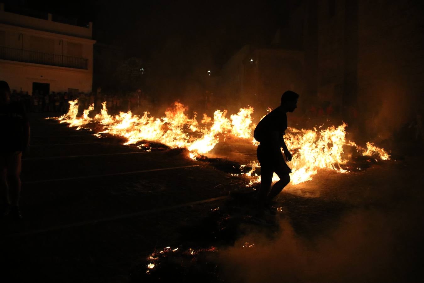 El Llano de Santa María volvió, ayer, a convertirse en el mejor escenario para la tradicional 'quema del rabo del diablo'. Una singular celebración que, en vísperas de la festividad de San Bartolomé, patrón de Jerez, tiene como protagonista al fuego como elemento purificador y está presidida por dos «monigotes» que representan al diablo y la diabla. Sobre el Llano de Santa María los 'Amigos de la quema del rabo del diablo' dispusieron hileras de pasto, formando cuadros, y terminados en un «rabo», a los que se les prendió fuego. Cuando las llamas comenzaron a extinguirse, pequeños y mayores saltaron por encima de ellas.