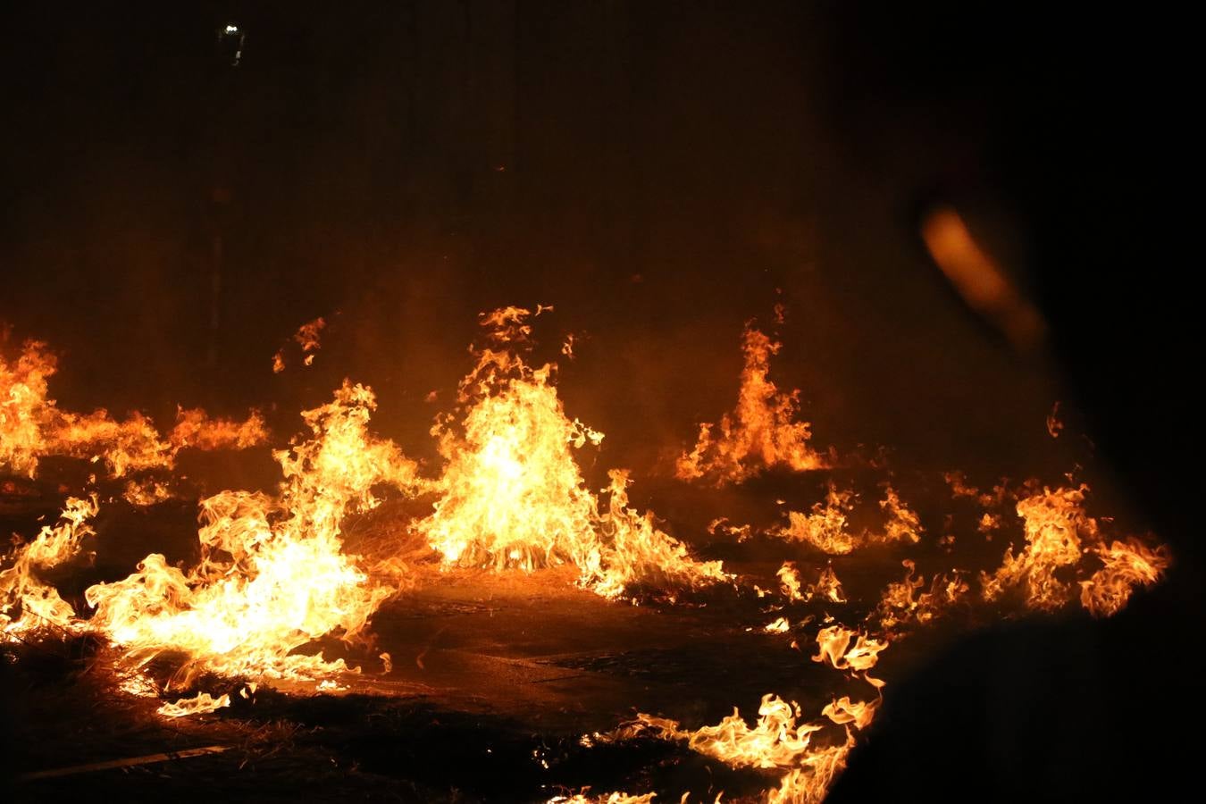El Llano de Santa María volvió, ayer, a convertirse en el mejor escenario para la tradicional 'quema del rabo del diablo'. Una singular celebración que, en vísperas de la festividad de San Bartolomé, patrón de Jerez, tiene como protagonista al fuego como elemento purificador y está presidida por dos «monigotes» que representan al diablo y la diabla. Sobre el Llano de Santa María los 'Amigos de la quema del rabo del diablo' dispusieron hileras de pasto, formando cuadros, y terminados en un «rabo», a los que se les prendió fuego. Cuando las llamas comenzaron a extinguirse, pequeños y mayores saltaron por encima de ellas.