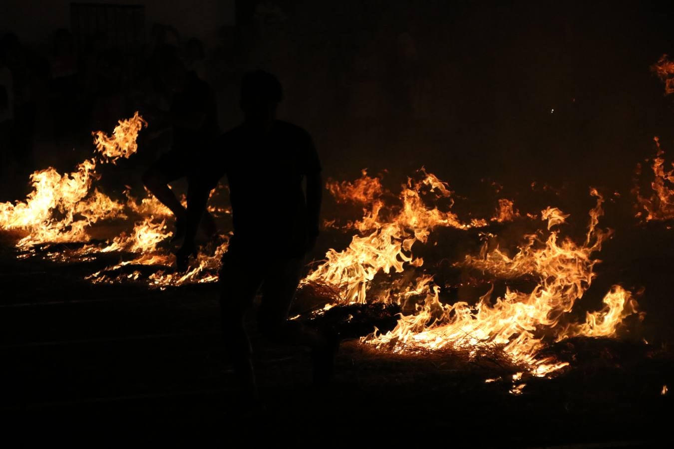 El Llano de Santa María volvió, ayer, a convertirse en el mejor escenario para la tradicional 'quema del rabo del diablo'. Una singular celebración que, en vísperas de la festividad de San Bartolomé, patrón de Jerez, tiene como protagonista al fuego como elemento purificador y está presidida por dos «monigotes» que representan al diablo y la diabla. Sobre el Llano de Santa María los 'Amigos de la quema del rabo del diablo' dispusieron hileras de pasto, formando cuadros, y terminados en un «rabo», a los que se les prendió fuego. Cuando las llamas comenzaron a extinguirse, pequeños y mayores saltaron por encima de ellas.