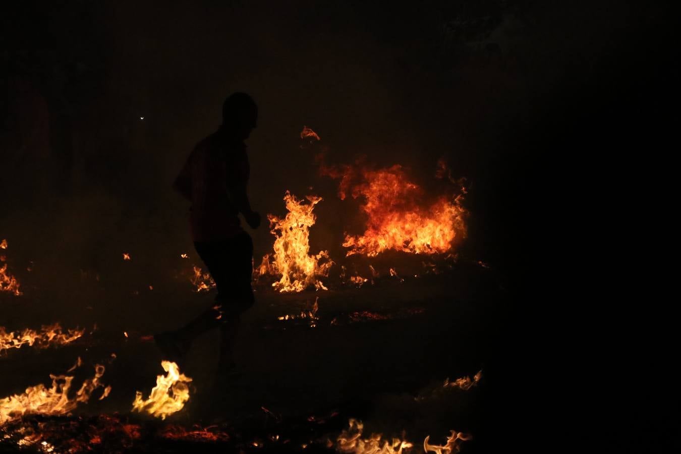 El Llano de Santa María volvió, ayer, a convertirse en el mejor escenario para la tradicional 'quema del rabo del diablo'. Una singular celebración que, en vísperas de la festividad de San Bartolomé, patrón de Jerez, tiene como protagonista al fuego como elemento purificador y está presidida por dos «monigotes» que representan al diablo y la diabla. Sobre el Llano de Santa María los 'Amigos de la quema del rabo del diablo' dispusieron hileras de pasto, formando cuadros, y terminados en un «rabo», a los que se les prendió fuego. Cuando las llamas comenzaron a extinguirse, pequeños y mayores saltaron por encima de ellas.