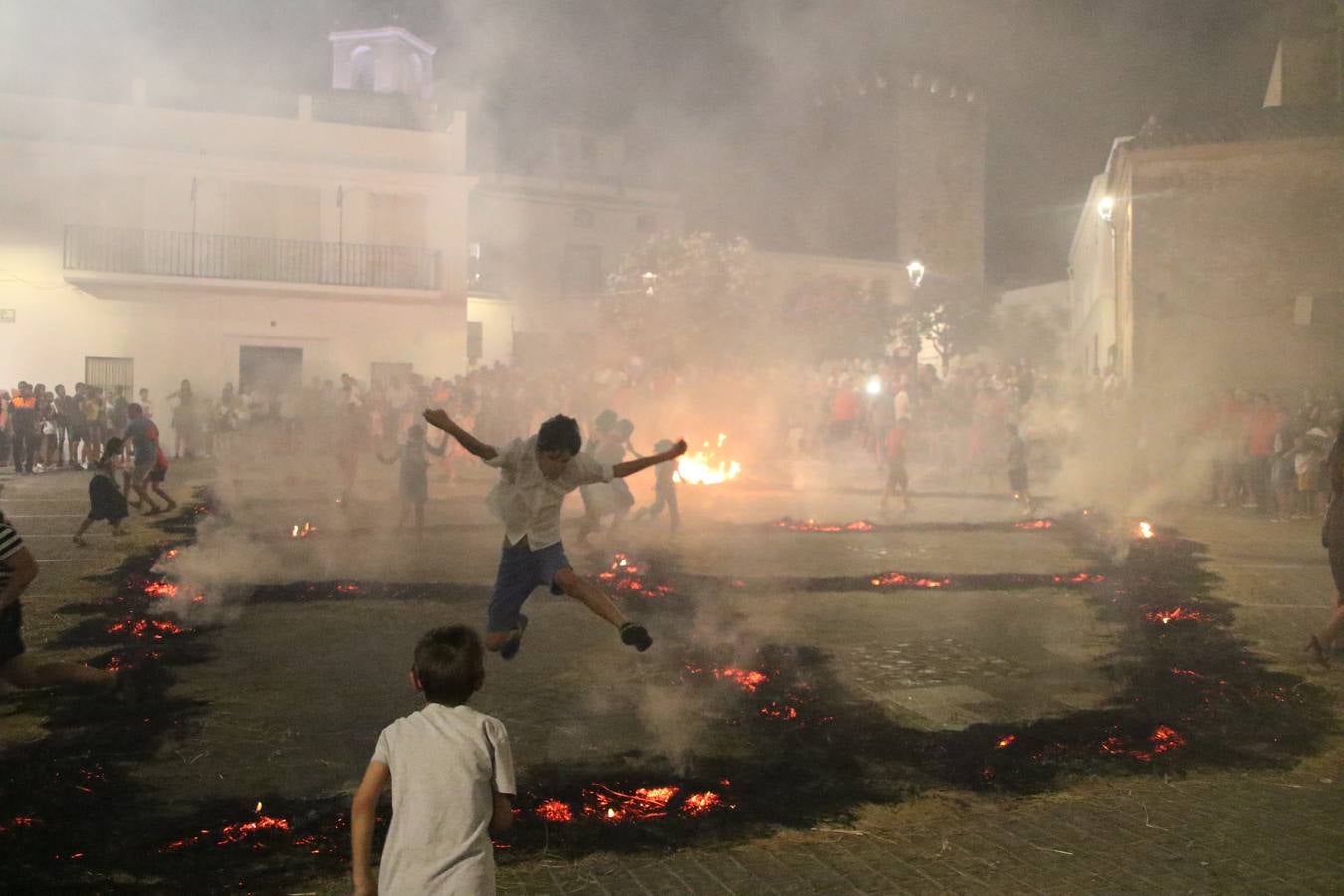 El Llano de Santa María volvió, ayer, a convertirse en el mejor escenario para la tradicional 'quema del rabo del diablo'. Una singular celebración que, en vísperas de la festividad de San Bartolomé, patrón de Jerez, tiene como protagonista al fuego como elemento purificador y está presidida por dos «monigotes» que representan al diablo y la diabla. Sobre el Llano de Santa María los 'Amigos de la quema del rabo del diablo' dispusieron hileras de pasto, formando cuadros, y terminados en un «rabo», a los que se les prendió fuego. Cuando las llamas comenzaron a extinguirse, pequeños y mayores saltaron por encima de ellas.