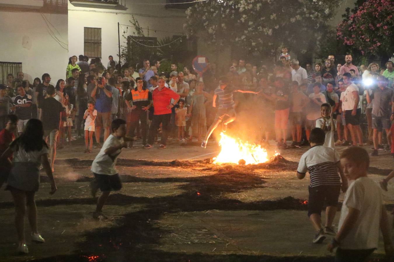 El Llano de Santa María volvió, ayer, a convertirse en el mejor escenario para la tradicional 'quema del rabo del diablo'. Una singular celebración que, en vísperas de la festividad de San Bartolomé, patrón de Jerez, tiene como protagonista al fuego como elemento purificador y está presidida por dos «monigotes» que representan al diablo y la diabla. Sobre el Llano de Santa María los 'Amigos de la quema del rabo del diablo' dispusieron hileras de pasto, formando cuadros, y terminados en un «rabo», a los que se les prendió fuego. Cuando las llamas comenzaron a extinguirse, pequeños y mayores saltaron por encima de ellas.