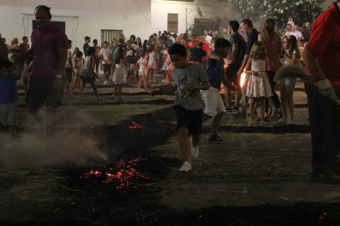El Llano de Santa María volvió, ayer, a convertirse en el mejor escenario para la tradicional 'quema del rabo del diablo'. Una singular celebración que, en vísperas de la festividad de San Bartolomé, patrón de Jerez, tiene como protagonista al fuego como elemento purificador y está presidida por dos «monigotes» que representan al diablo y la diabla. Sobre el Llano de Santa María los 'Amigos de la quema del rabo del diablo' dispusieron hileras de pasto, formando cuadros, y terminados en un «rabo», a los que se les prendió fuego. Cuando las llamas comenzaron a extinguirse, pequeños y mayores saltaron por encima de ellas.