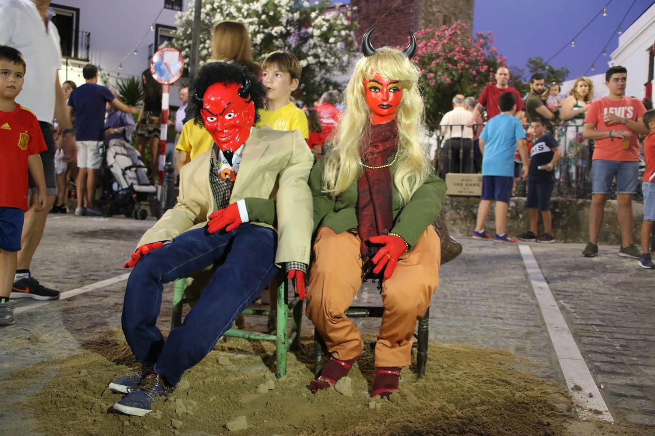 El Llano de Santa María volvió, ayer, a convertirse en el mejor escenario para la tradicional 'quema del rabo del diablo'. Una singular celebración que, en vísperas de la festividad de San Bartolomé, patrón de Jerez, tiene como protagonista al fuego como elemento purificador y está presidida por dos «monigotes» que representan al diablo y la diabla. Sobre el Llano de Santa María los 'Amigos de la quema del rabo del diablo' dispusieron hileras de pasto, formando cuadros, y terminados en un «rabo», a los que se les prendió fuego. Cuando las llamas comenzaron a extinguirse, pequeños y mayores saltaron por encima de ellas.