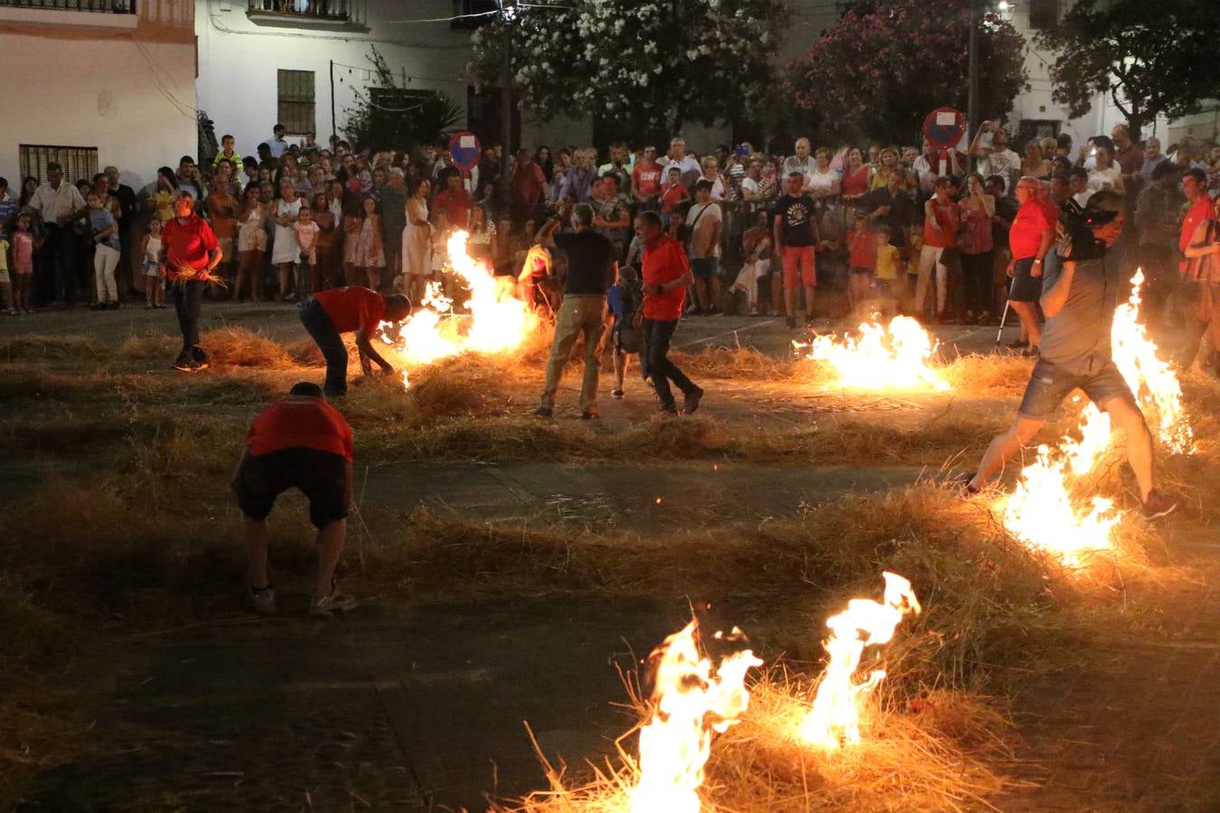 El Llano de Santa María volvió, ayer, a convertirse en el mejor escenario para la tradicional 'quema del rabo del diablo'. Una singular celebración que, en vísperas de la festividad de San Bartolomé, patrón de Jerez, tiene como protagonista al fuego como elemento purificador y está presidida por dos «monigotes» que representan al diablo y la diabla. Sobre el Llano de Santa María los 'Amigos de la quema del rabo del diablo' dispusieron hileras de pasto, formando cuadros, y terminados en un «rabo», a los que se les prendió fuego. Cuando las llamas comenzaron a extinguirse, pequeños y mayores saltaron por encima de ellas.
