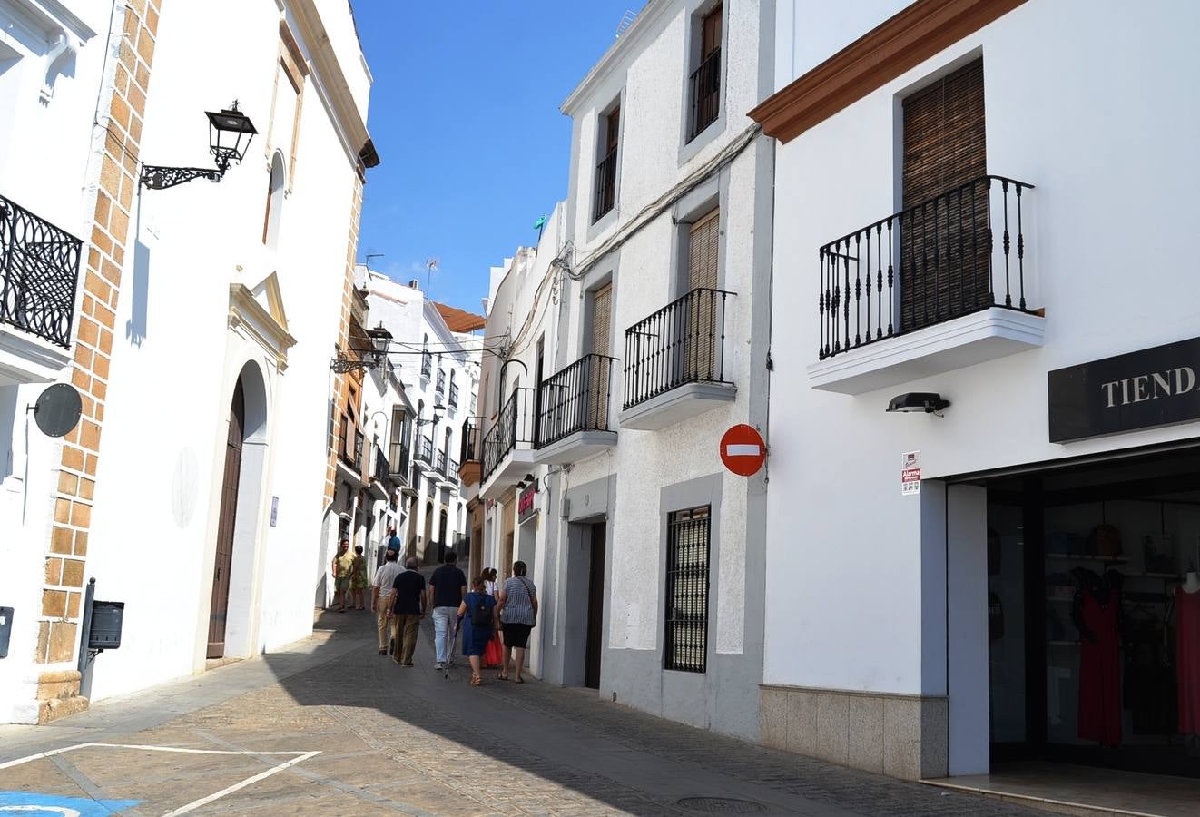 Calle San Agustín, en el centro de Jerez de los Caballeros, donde se concentran un número importante de comercios.