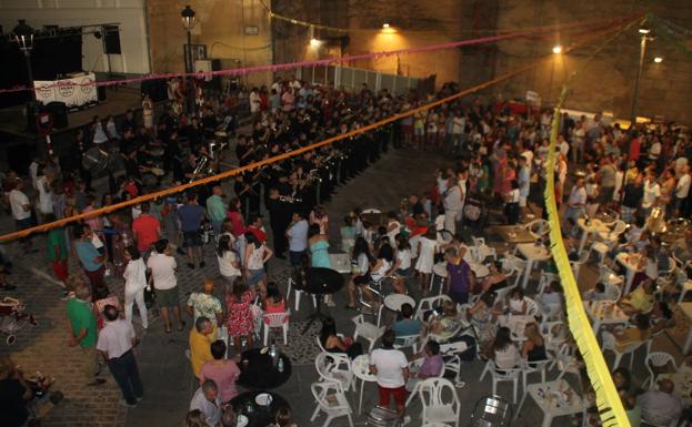 El Llano de Santa María acogerá la noche del viernes un concierto a cargo de la Agrupación Musical de Jerez de los Caballeros. 