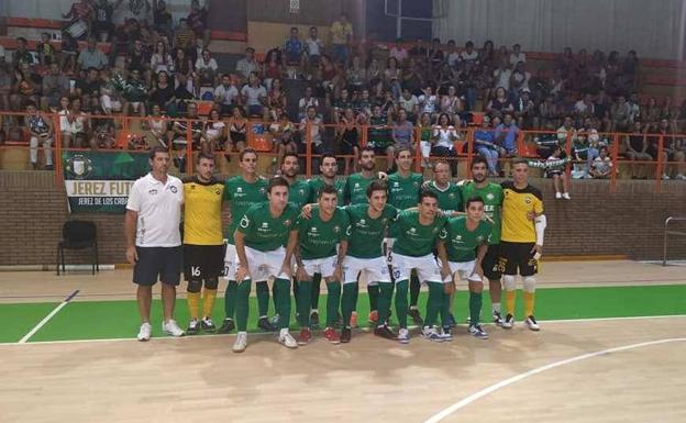 Numerosos aficionados viajaron hasta Villanueva de la Serena para apoyar al conjunto jerezno.