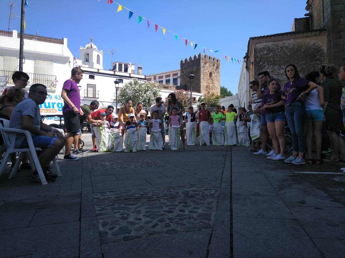 La Agrupación Musical Nuestro Padre Jesús Nazareno abrió el programa de la 'Velá' de Santa María con un magnífico concierto de verano. Todo un lujo disfrutar de la extraordinaria calidad de esta banda, al abrigo del templo visigodo jerezan. Sus integrantes deleitaron al público con la interpretación de obras muy conocidas, que invitaron a disfrutar de la fiesta que hoy prosigue en el Llano de Santa María. Esta mañana con los juegos populares: carrera de cintas en bicicleta, carrera de sacos, pucheros, juegos de agua..., junto a la apertura de la tradicional mesa de subasta y al servicio de barra para hacer frente al calor y disfrutar de sabores tradicionales, pues no ha faltado, como aperitivo, el pestorejo.