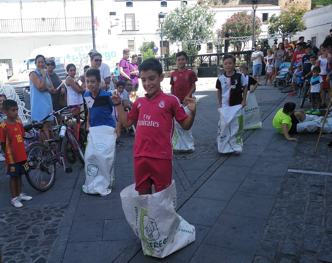 La Agrupación Musical Nuestro Padre Jesús Nazareno abrió el programa de la 'Velá' de Santa María con un magnífico concierto de verano. Todo un lujo disfrutar de la extraordinaria calidad de esta banda, al abrigo del templo visigodo jerezan. Sus integrantes deleitaron al público con la interpretación de obras muy conocidas, que invitaron a disfrutar de la fiesta que hoy prosigue en el Llano de Santa María. Esta mañana con los juegos populares: carrera de cintas en bicicleta, carrera de sacos, pucheros, juegos de agua..., junto a la apertura de la tradicional mesa de subasta y al servicio de barra para hacer frente al calor y disfrutar de sabores tradicionales, pues no ha faltado, como aperitivo, el pestorejo.