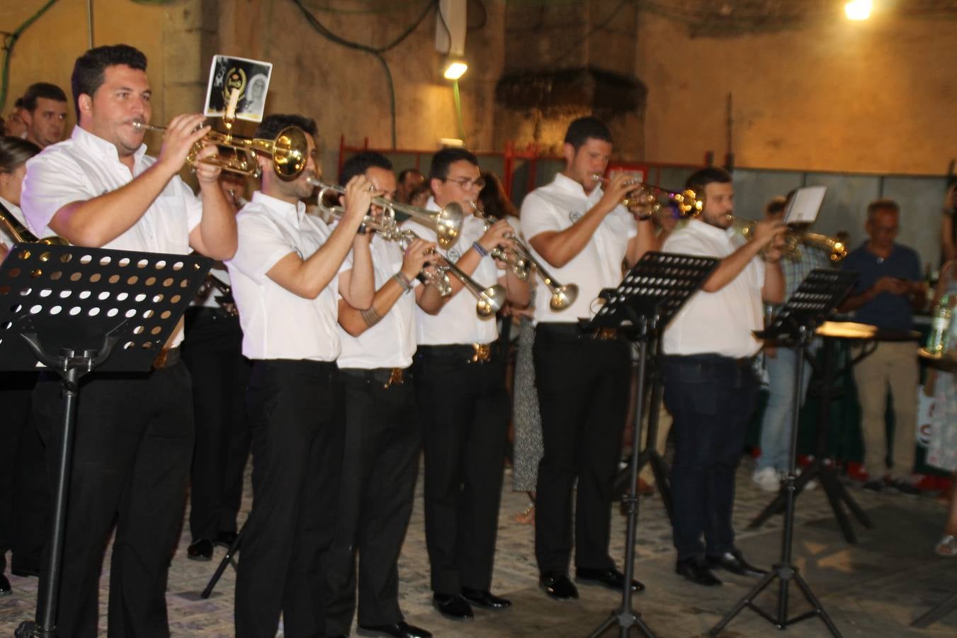 La Agrupación Musical Nuestro Padre Jesús Nazareno abrió el programa de la 'Velá' de Santa María con un magnífico concierto de verano. Todo un lujo disfrutar de la extraordinaria calidad de esta banda, al abrigo del templo visigodo jerezan. Sus integrantes deleitaron al público con la interpretación de obras muy conocidas, que invitaron a disfrutar de la fiesta que hoy prosigue en el Llano de Santa María. Esta mañana con los juegos populares: carrera de cintas en bicicleta, carrera de sacos, pucheros, juegos de agua..., junto a la apertura de la tradicional mesa de subasta y al servicio de barra para hacer frente al calor y disfrutar de sabores tradicionales, pues no ha faltado, como aperitivo, el pestorejo.