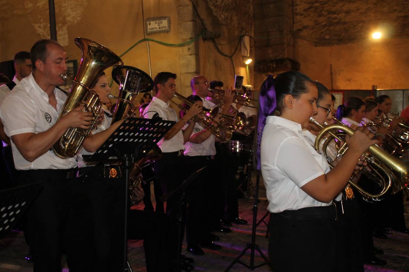La Agrupación Musical Nuestro Padre Jesús Nazareno abrió el programa de la 'Velá' de Santa María con un magnífico concierto de verano. Todo un lujo disfrutar de la extraordinaria calidad de esta banda, al abrigo del templo visigodo jerezan. Sus integrantes deleitaron al público con la interpretación de obras muy conocidas, que invitaron a disfrutar de la fiesta que hoy prosigue en el Llano de Santa María. Esta mañana con los juegos populares: carrera de cintas en bicicleta, carrera de sacos, pucheros, juegos de agua..., junto a la apertura de la tradicional mesa de subasta y al servicio de barra para hacer frente al calor y disfrutar de sabores tradicionales, pues no ha faltado, como aperitivo, el pestorejo.