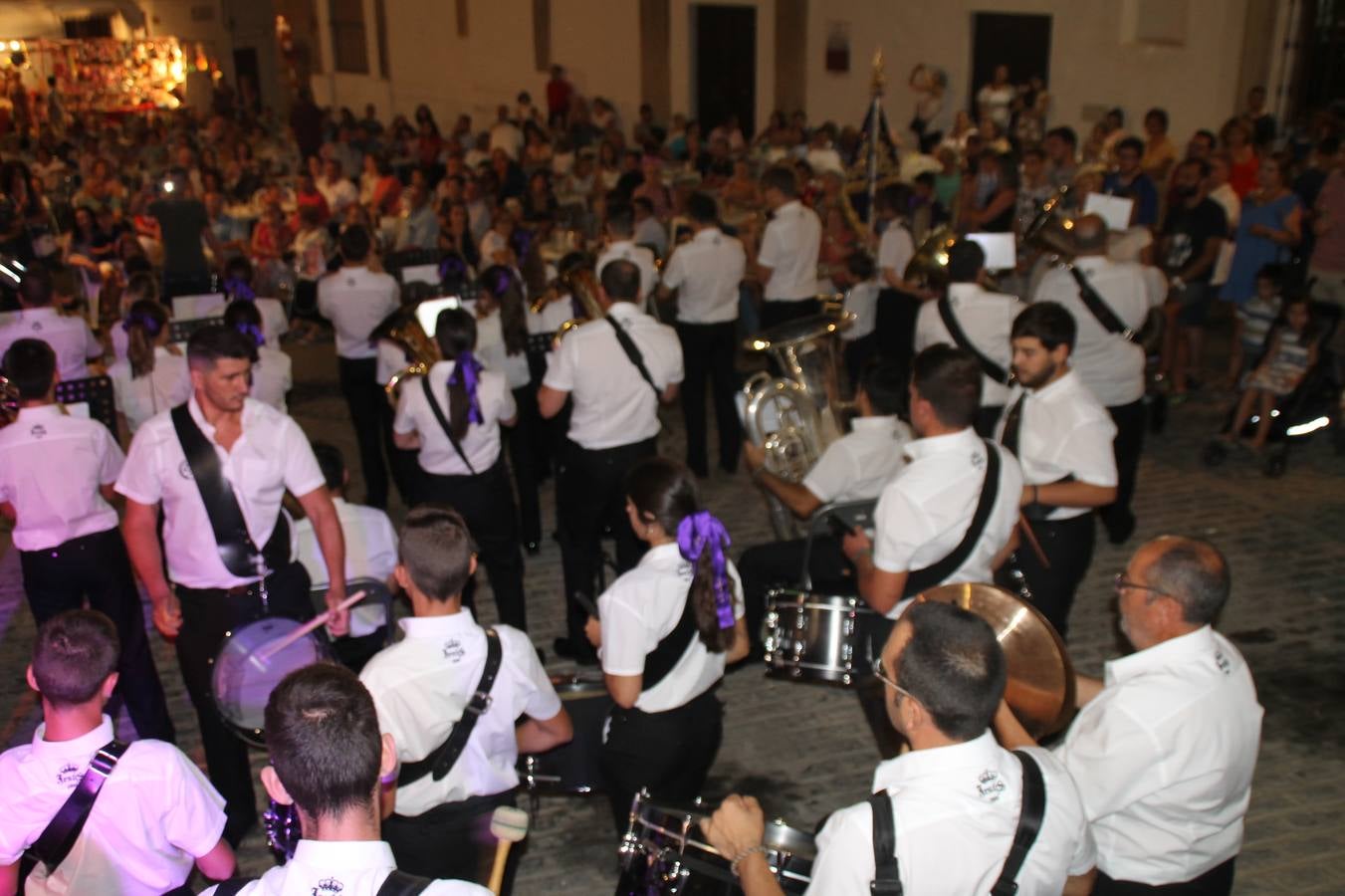 La Agrupación Musical Nuestro Padre Jesús Nazareno abrió el programa de la 'Velá' de Santa María con un magnífico concierto de verano. Todo un lujo disfrutar de la extraordinaria calidad de esta banda, al abrigo del templo visigodo jerezan. Sus integrantes deleitaron al público con la interpretación de obras muy conocidas, que invitaron a disfrutar de la fiesta que hoy prosigue en el Llano de Santa María. Esta mañana con los juegos populares: carrera de cintas en bicicleta, carrera de sacos, pucheros, juegos de agua..., junto a la apertura de la tradicional mesa de subasta y al servicio de barra para hacer frente al calor y disfrutar de sabores tradicionales, pues no ha faltado, como aperitivo, el pestorejo.
