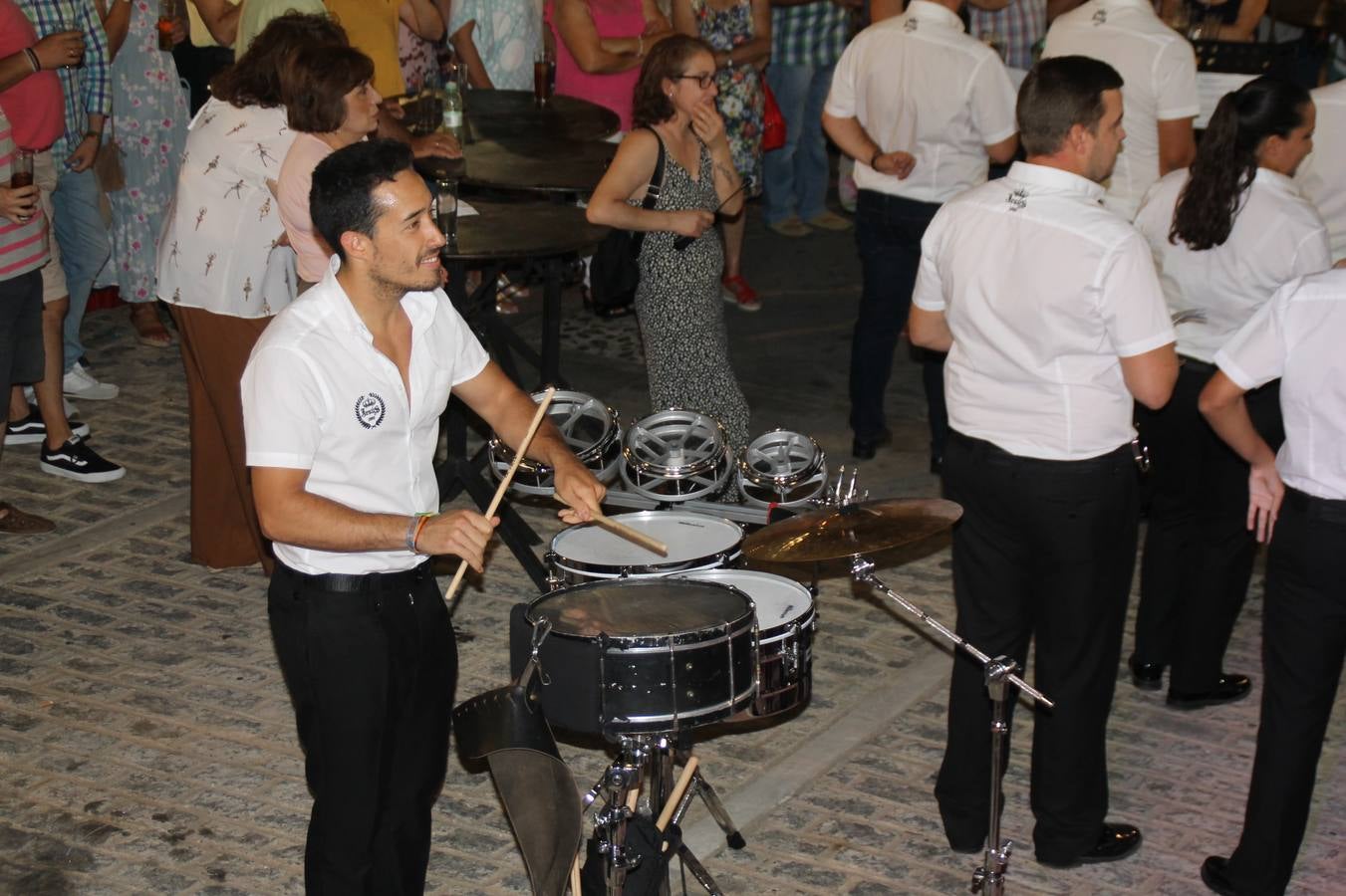 La Agrupación Musical Nuestro Padre Jesús Nazareno abrió el programa de la 'Velá' de Santa María con un magnífico concierto de verano. Todo un lujo disfrutar de la extraordinaria calidad de esta banda, al abrigo del templo visigodo jerezan. Sus integrantes deleitaron al público con la interpretación de obras muy conocidas, que invitaron a disfrutar de la fiesta que hoy prosigue en el Llano de Santa María. Esta mañana con los juegos populares: carrera de cintas en bicicleta, carrera de sacos, pucheros, juegos de agua..., junto a la apertura de la tradicional mesa de subasta y al servicio de barra para hacer frente al calor y disfrutar de sabores tradicionales, pues no ha faltado, como aperitivo, el pestorejo.