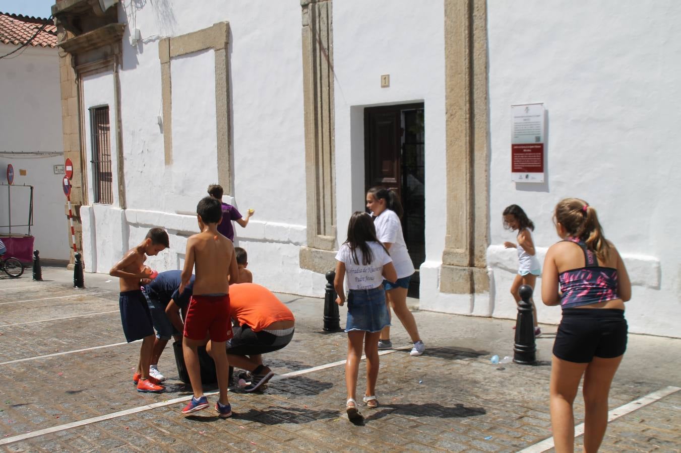 La Agrupación Musical Nuestro Padre Jesús Nazareno abrió el programa de la 'Velá' de Santa María con un magnífico concierto de verano. Todo un lujo disfrutar de la extraordinaria calidad de esta banda, al abrigo del templo visigodo jerezan. Sus integrantes deleitaron al público con la interpretación de obras muy conocidas, que invitaron a disfrutar de la fiesta que hoy prosigue en el Llano de Santa María. Esta mañana con los juegos populares: carrera de cintas en bicicleta, carrera de sacos, pucheros, juegos de agua..., junto a la apertura de la tradicional mesa de subasta y al servicio de barra para hacer frente al calor y disfrutar de sabores tradicionales, pues no ha faltado, como aperitivo, el pestorejo.