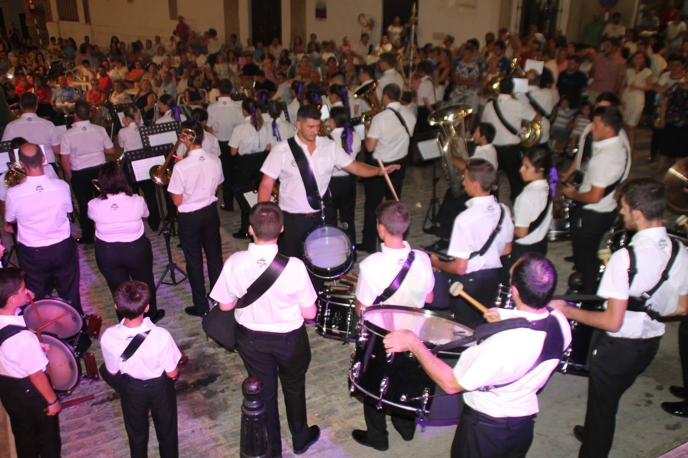 La Agrupación Musical Nuestro Padre Jesús Nazareno abrió el programa de la 'Velá' de Santa María con un magnífico concierto de verano. Todo un lujo disfrutar de la extraordinaria calidad de esta banda, al abrigo del templo visigodo jerezan. Sus integrantes deleitaron al público con la interpretación de obras muy conocidas, que invitaron a disfrutar de la fiesta que hoy prosigue en el Llano de Santa María. Esta mañana con los juegos populares: carrera de cintas en bicicleta, carrera de sacos, pucheros, juegos de agua..., junto a la apertura de la tradicional mesa de subasta y al servicio de barra para hacer frente al calor y disfrutar de sabores tradicionales, pues no ha faltado, como aperitivo, el pestorejo.