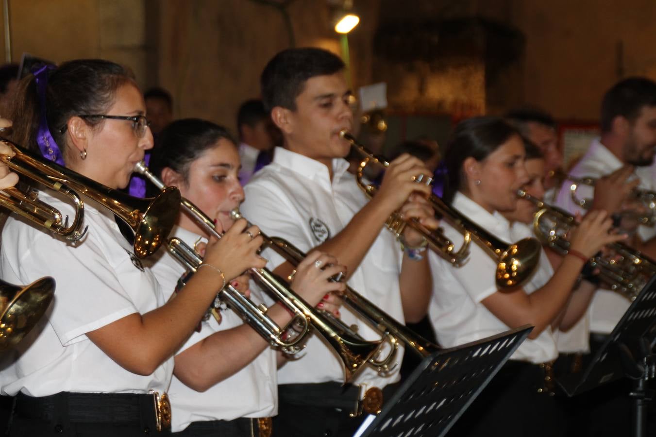 La Agrupación Musical Nuestro Padre Jesús Nazareno abrió el programa de la 'Velá' de Santa María con un magnífico concierto de verano. Todo un lujo disfrutar de la extraordinaria calidad de esta banda, al abrigo del templo visigodo jerezan. Sus integrantes deleitaron al público con la interpretación de obras muy conocidas, que invitaron a disfrutar de la fiesta que hoy prosigue en el Llano de Santa María. Esta mañana con los juegos populares: carrera de cintas en bicicleta, carrera de sacos, pucheros, juegos de agua..., junto a la apertura de la tradicional mesa de subasta y al servicio de barra para hacer frente al calor y disfrutar de sabores tradicionales, pues no ha faltado, como aperitivo, el pestorejo.