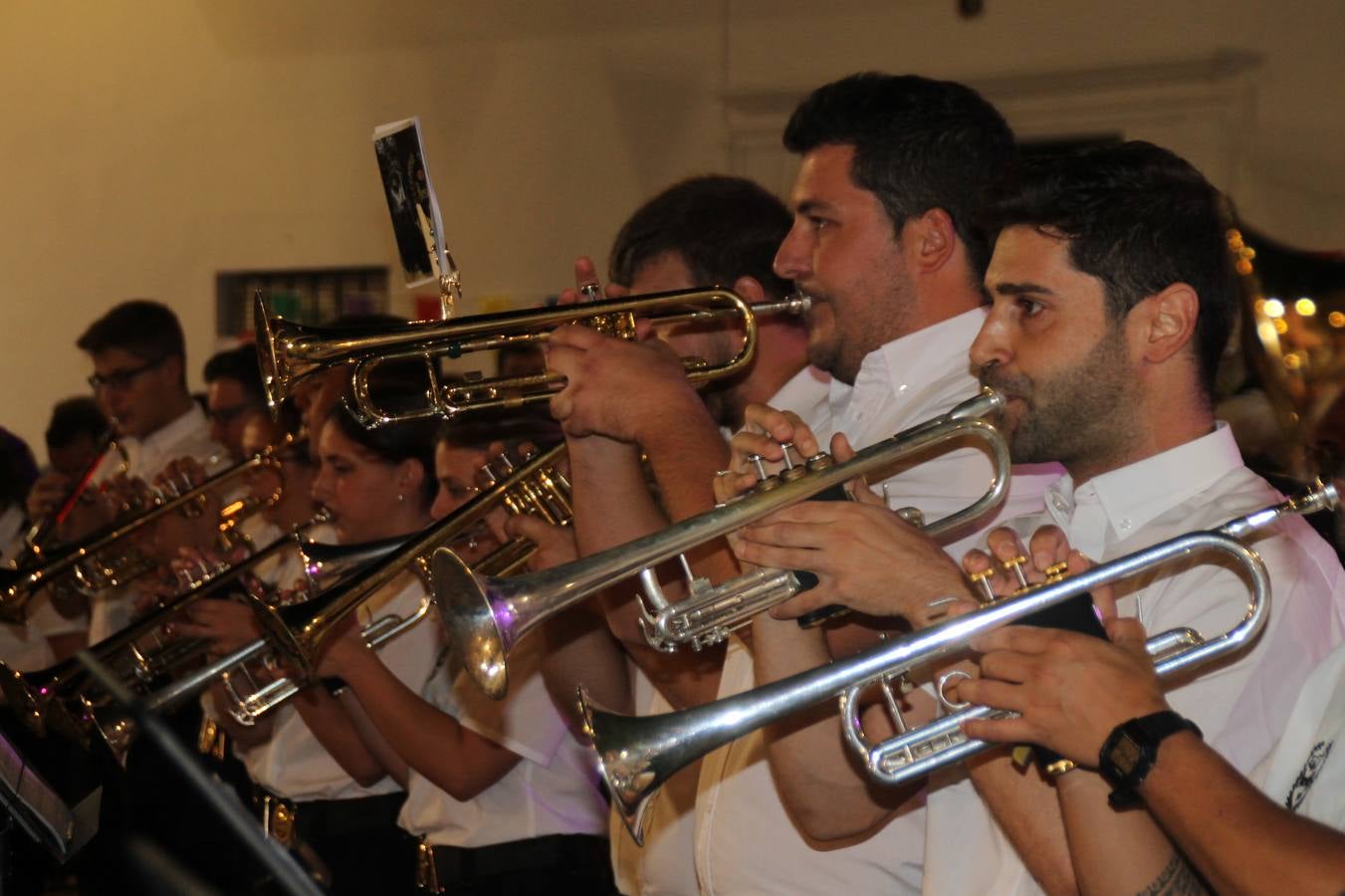 La Agrupación Musical Nuestro Padre Jesús Nazareno abrió el programa de la 'Velá' de Santa María con un magnífico concierto de verano. Todo un lujo disfrutar de la extraordinaria calidad de esta banda, al abrigo del templo visigodo jerezan. Sus integrantes deleitaron al público con la interpretación de obras muy conocidas, que invitaron a disfrutar de la fiesta que hoy prosigue en el Llano de Santa María. Esta mañana con los juegos populares: carrera de cintas en bicicleta, carrera de sacos, pucheros, juegos de agua..., junto a la apertura de la tradicional mesa de subasta y al servicio de barra para hacer frente al calor y disfrutar de sabores tradicionales, pues no ha faltado, como aperitivo, el pestorejo.
