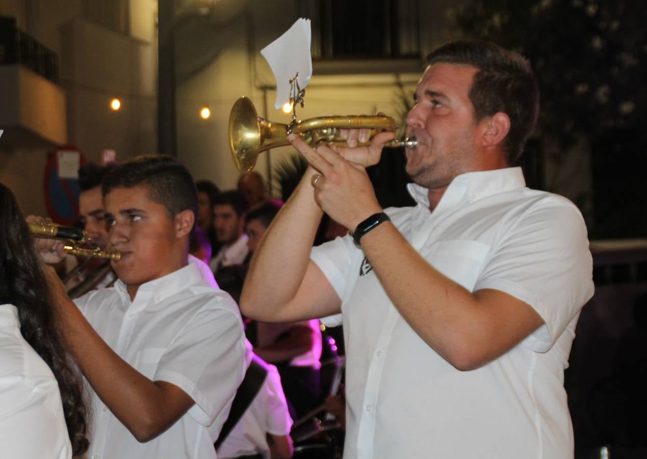 La Agrupación Musical Nuestro Padre Jesús Nazareno abrió el programa de la 'Velá' de Santa María con un magnífico concierto de verano. Todo un lujo disfrutar de la extraordinaria calidad de esta banda, al abrigo del templo visigodo jerezan. Sus integrantes deleitaron al público con la interpretación de obras muy conocidas, que invitaron a disfrutar de la fiesta que hoy prosigue en el Llano de Santa María. Esta mañana con los juegos populares: carrera de cintas en bicicleta, carrera de sacos, pucheros, juegos de agua..., junto a la apertura de la tradicional mesa de subasta y al servicio de barra para hacer frente al calor y disfrutar de sabores tradicionales, pues no ha faltado, como aperitivo, el pestorejo.