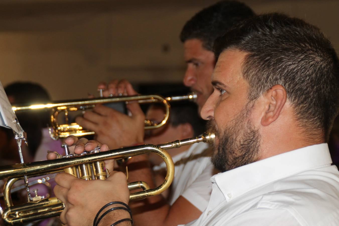 La Agrupación Musical Nuestro Padre Jesús Nazareno abrió el programa de la 'Velá' de Santa María con un magnífico concierto de verano. Todo un lujo disfrutar de la extraordinaria calidad de esta banda, al abrigo del templo visigodo jerezan. Sus integrantes deleitaron al público con la interpretación de obras muy conocidas, que invitaron a disfrutar de la fiesta que hoy prosigue en el Llano de Santa María. Esta mañana con los juegos populares: carrera de cintas en bicicleta, carrera de sacos, pucheros, juegos de agua..., junto a la apertura de la tradicional mesa de subasta y al servicio de barra para hacer frente al calor y disfrutar de sabores tradicionales, pues no ha faltado, como aperitivo, el pestorejo.
