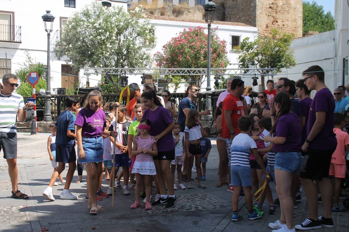 La Agrupación Musical Nuestro Padre Jesús Nazareno abrió el programa de la 'Velá' de Santa María con un magnífico concierto de verano. Todo un lujo disfrutar de la extraordinaria calidad de esta banda, al abrigo del templo visigodo jerezan. Sus integrantes deleitaron al público con la interpretación de obras muy conocidas, que invitaron a disfrutar de la fiesta que hoy prosigue en el Llano de Santa María. Esta mañana con los juegos populares: carrera de cintas en bicicleta, carrera de sacos, pucheros, juegos de agua..., junto a la apertura de la tradicional mesa de subasta y al servicio de barra para hacer frente al calor y disfrutar de sabores tradicionales, pues no ha faltado, como aperitivo, el pestorejo.