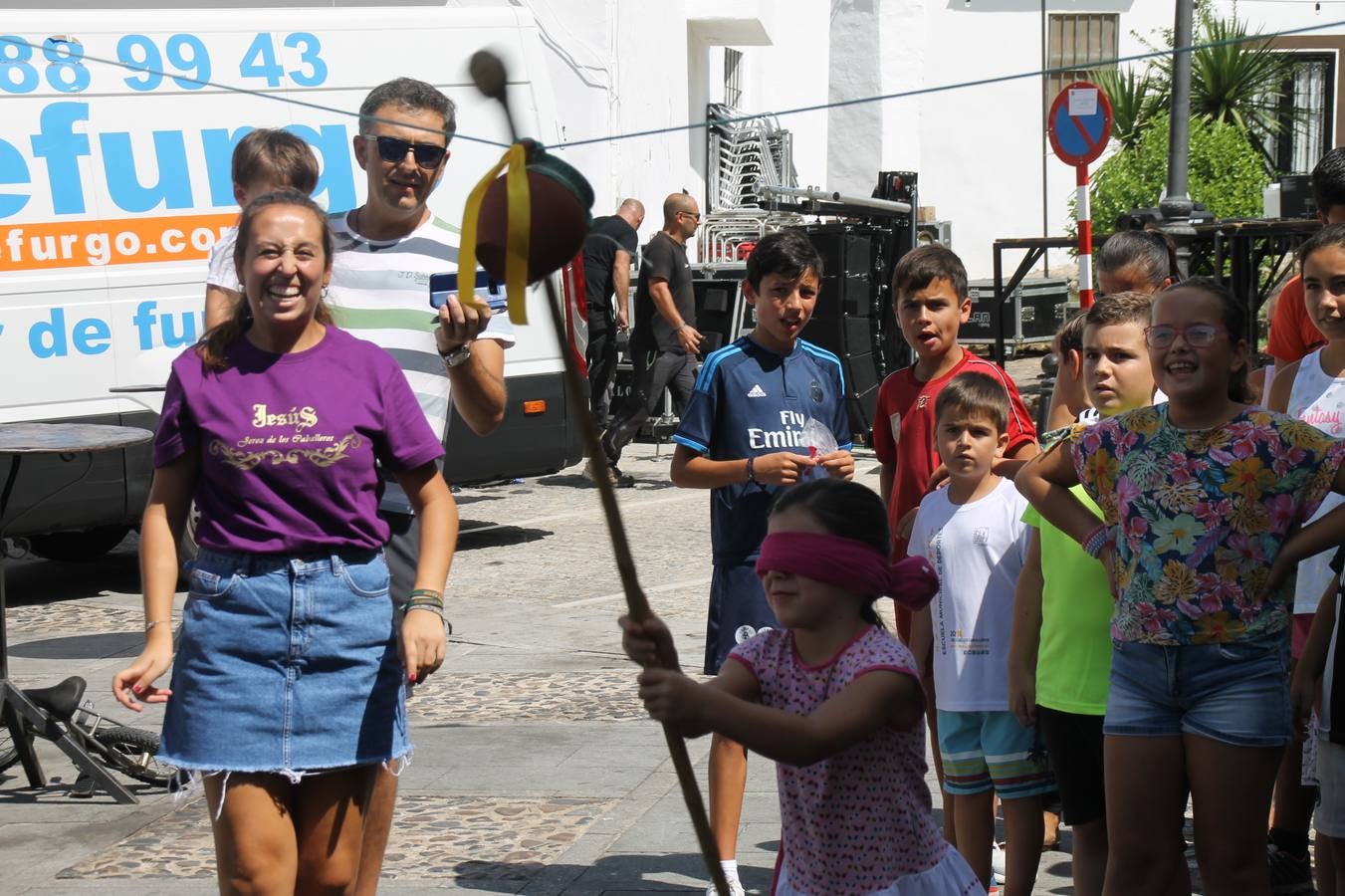 La Agrupación Musical Nuestro Padre Jesús Nazareno abrió el programa de la 'Velá' de Santa María con un magnífico concierto de verano. Todo un lujo disfrutar de la extraordinaria calidad de esta banda, al abrigo del templo visigodo jerezan. Sus integrantes deleitaron al público con la interpretación de obras muy conocidas, que invitaron a disfrutar de la fiesta que hoy prosigue en el Llano de Santa María. Esta mañana con los juegos populares: carrera de cintas en bicicleta, carrera de sacos, pucheros, juegos de agua..., junto a la apertura de la tradicional mesa de subasta y al servicio de barra para hacer frente al calor y disfrutar de sabores tradicionales, pues no ha faltado, como aperitivo, el pestorejo.