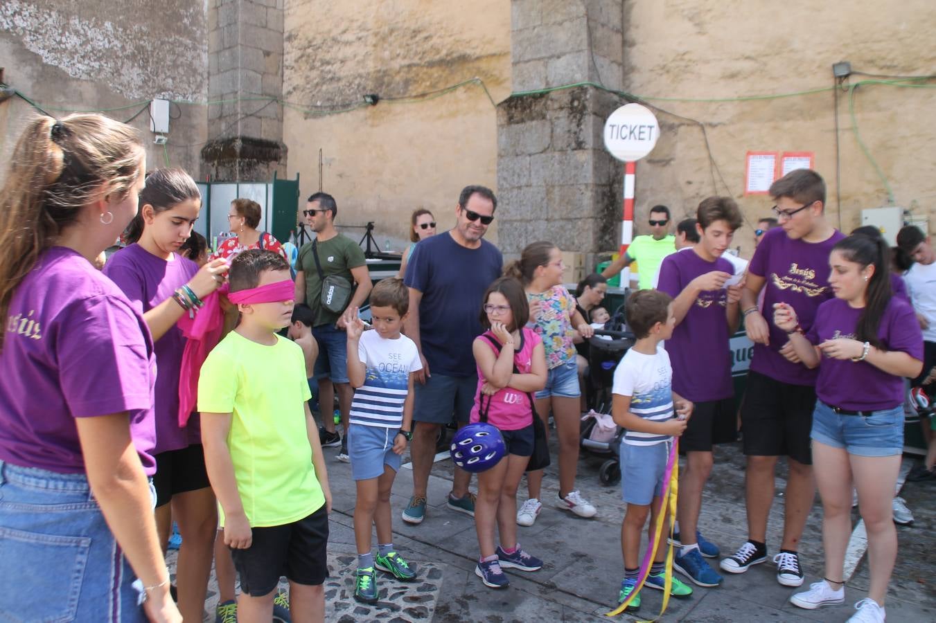 La Agrupación Musical Nuestro Padre Jesús Nazareno abrió el programa de la 'Velá' de Santa María con un magnífico concierto de verano. Todo un lujo disfrutar de la extraordinaria calidad de esta banda, al abrigo del templo visigodo jerezan. Sus integrantes deleitaron al público con la interpretación de obras muy conocidas, que invitaron a disfrutar de la fiesta que hoy prosigue en el Llano de Santa María. Esta mañana con los juegos populares: carrera de cintas en bicicleta, carrera de sacos, pucheros, juegos de agua..., junto a la apertura de la tradicional mesa de subasta y al servicio de barra para hacer frente al calor y disfrutar de sabores tradicionales, pues no ha faltado, como aperitivo, el pestorejo.