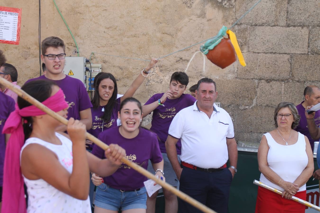 La Agrupación Musical Nuestro Padre Jesús Nazareno abrió el programa de la 'Velá' de Santa María con un magnífico concierto de verano. Todo un lujo disfrutar de la extraordinaria calidad de esta banda, al abrigo del templo visigodo jerezan. Sus integrantes deleitaron al público con la interpretación de obras muy conocidas, que invitaron a disfrutar de la fiesta que hoy prosigue en el Llano de Santa María. Esta mañana con los juegos populares: carrera de cintas en bicicleta, carrera de sacos, pucheros, juegos de agua..., junto a la apertura de la tradicional mesa de subasta y al servicio de barra para hacer frente al calor y disfrutar de sabores tradicionales, pues no ha faltado, como aperitivo, el pestorejo.