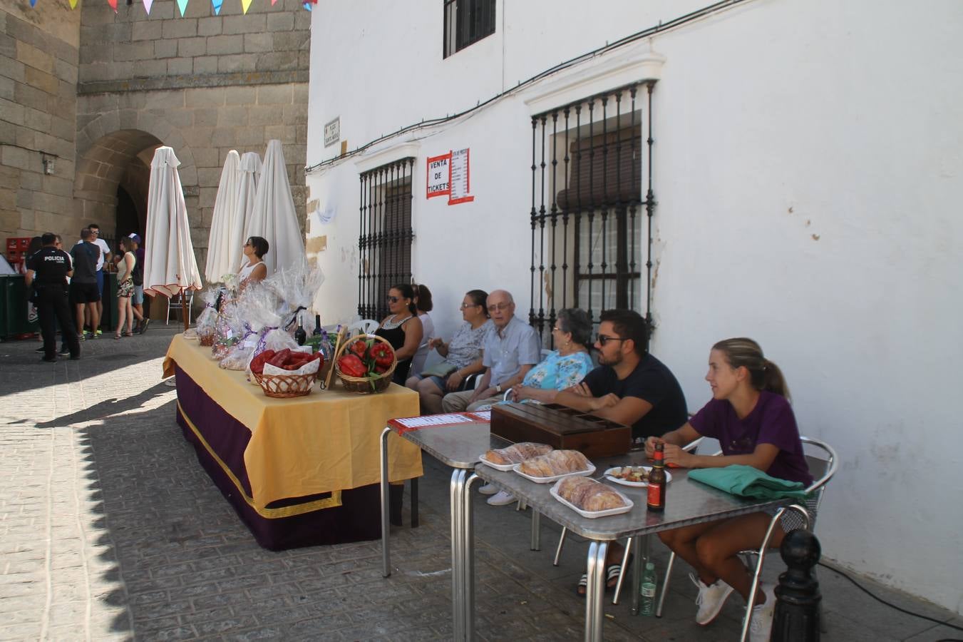 La Agrupación Musical Nuestro Padre Jesús Nazareno abrió el programa de la 'Velá' de Santa María con un magnífico concierto de verano. Todo un lujo disfrutar de la extraordinaria calidad de esta banda, al abrigo del templo visigodo jerezan. Sus integrantes deleitaron al público con la interpretación de obras muy conocidas, que invitaron a disfrutar de la fiesta que hoy prosigue en el Llano de Santa María. Esta mañana con los juegos populares: carrera de cintas en bicicleta, carrera de sacos, pucheros, juegos de agua..., junto a la apertura de la tradicional mesa de subasta y al servicio de barra para hacer frente al calor y disfrutar de sabores tradicionales, pues no ha faltado, como aperitivo, el pestorejo.