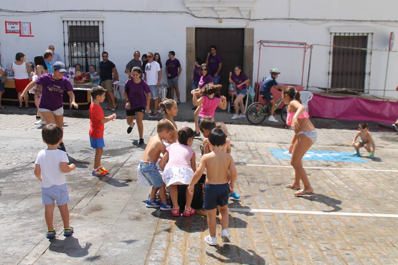 La Agrupación Musical Nuestro Padre Jesús Nazareno abrió el programa de la 'Velá' de Santa María con un magnífico concierto de verano. Todo un lujo disfrutar de la extraordinaria calidad de esta banda, al abrigo del templo visigodo jerezan. Sus integrantes deleitaron al público con la interpretación de obras muy conocidas, que invitaron a disfrutar de la fiesta que hoy prosigue en el Llano de Santa María. Esta mañana con los juegos populares: carrera de cintas en bicicleta, carrera de sacos, pucheros, juegos de agua..., junto a la apertura de la tradicional mesa de subasta y al servicio de barra para hacer frente al calor y disfrutar de sabores tradicionales, pues no ha faltado, como aperitivo, el pestorejo.