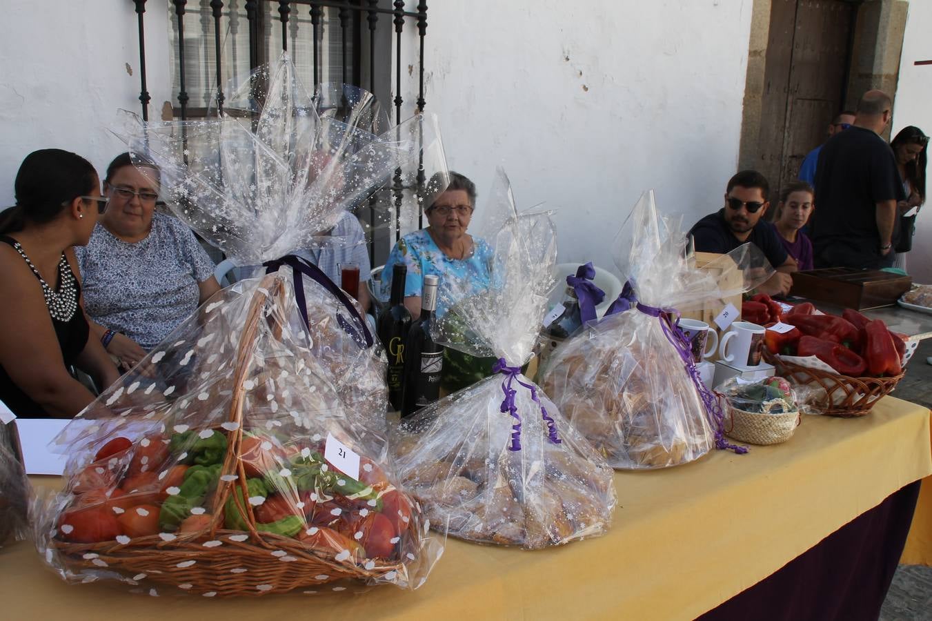 La Agrupación Musical Nuestro Padre Jesús Nazareno abrió el programa de la 'Velá' de Santa María con un magnífico concierto de verano. Todo un lujo disfrutar de la extraordinaria calidad de esta banda, al abrigo del templo visigodo jerezan. Sus integrantes deleitaron al público con la interpretación de obras muy conocidas, que invitaron a disfrutar de la fiesta que hoy prosigue en el Llano de Santa María. Esta mañana con los juegos populares: carrera de cintas en bicicleta, carrera de sacos, pucheros, juegos de agua..., junto a la apertura de la tradicional mesa de subasta y al servicio de barra para hacer frente al calor y disfrutar de sabores tradicionales, pues no ha faltado, como aperitivo, el pestorejo.