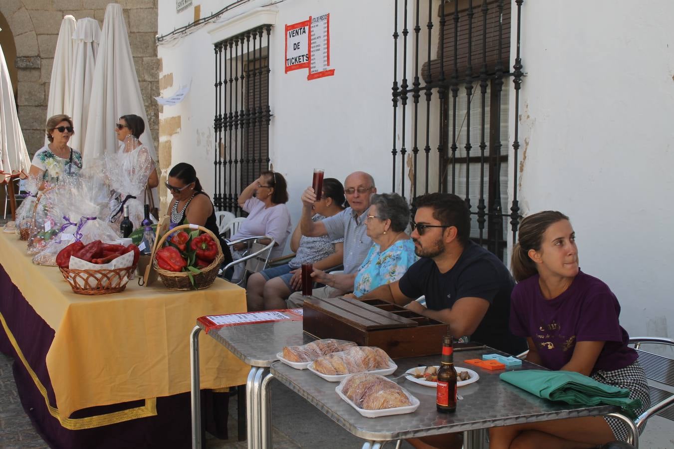 La Agrupación Musical Nuestro Padre Jesús Nazareno abrió el programa de la 'Velá' de Santa María con un magnífico concierto de verano. Todo un lujo disfrutar de la extraordinaria calidad de esta banda, al abrigo del templo visigodo jerezan. Sus integrantes deleitaron al público con la interpretación de obras muy conocidas, que invitaron a disfrutar de la fiesta que hoy prosigue en el Llano de Santa María. Esta mañana con los juegos populares: carrera de cintas en bicicleta, carrera de sacos, pucheros, juegos de agua..., junto a la apertura de la tradicional mesa de subasta y al servicio de barra para hacer frente al calor y disfrutar de sabores tradicionales, pues no ha faltado, como aperitivo, el pestorejo.