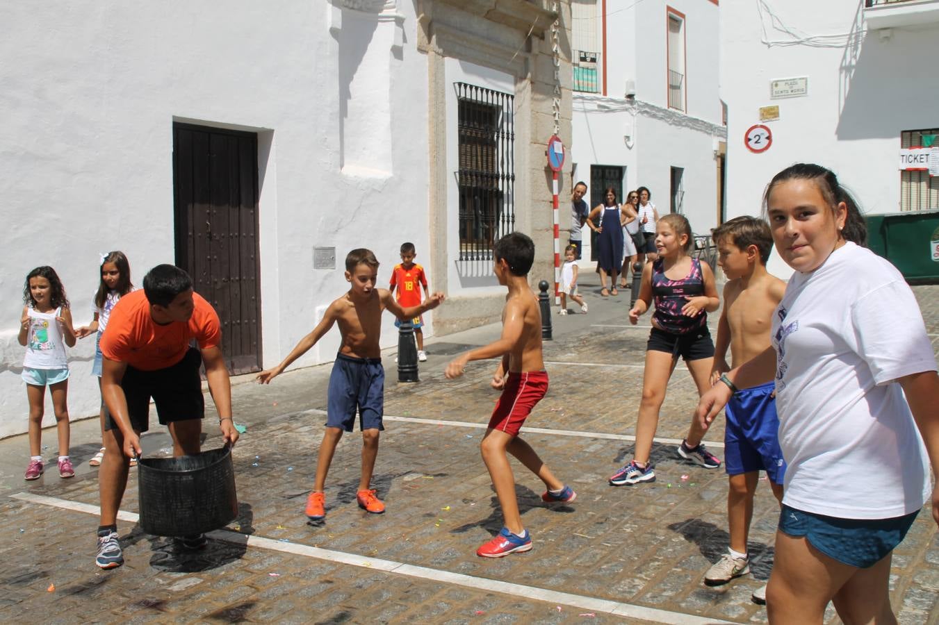La Agrupación Musical Nuestro Padre Jesús Nazareno abrió el programa de la 'Velá' de Santa María con un magnífico concierto de verano. Todo un lujo disfrutar de la extraordinaria calidad de esta banda, al abrigo del templo visigodo jerezan. Sus integrantes deleitaron al público con la interpretación de obras muy conocidas, que invitaron a disfrutar de la fiesta que hoy prosigue en el Llano de Santa María. Esta mañana con los juegos populares: carrera de cintas en bicicleta, carrera de sacos, pucheros, juegos de agua..., junto a la apertura de la tradicional mesa de subasta y al servicio de barra para hacer frente al calor y disfrutar de sabores tradicionales, pues no ha faltado, como aperitivo, el pestorejo.