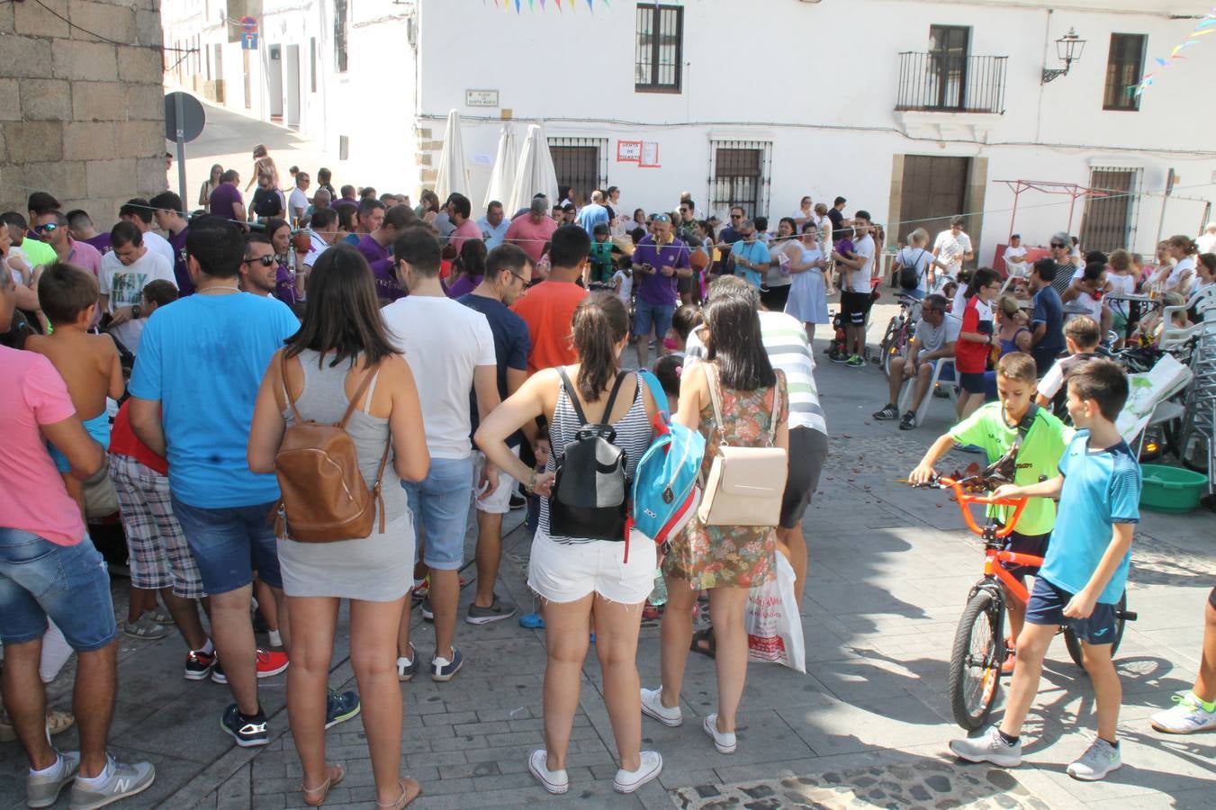 La Agrupación Musical Nuestro Padre Jesús Nazareno abrió el programa de la 'Velá' de Santa María con un magnífico concierto de verano. Todo un lujo disfrutar de la extraordinaria calidad de esta banda, al abrigo del templo visigodo jerezan. Sus integrantes deleitaron al público con la interpretación de obras muy conocidas, que invitaron a disfrutar de la fiesta que hoy prosigue en el Llano de Santa María. Esta mañana con los juegos populares: carrera de cintas en bicicleta, carrera de sacos, pucheros, juegos de agua..., junto a la apertura de la tradicional mesa de subasta y al servicio de barra para hacer frente al calor y disfrutar de sabores tradicionales, pues no ha faltado, como aperitivo, el pestorejo.