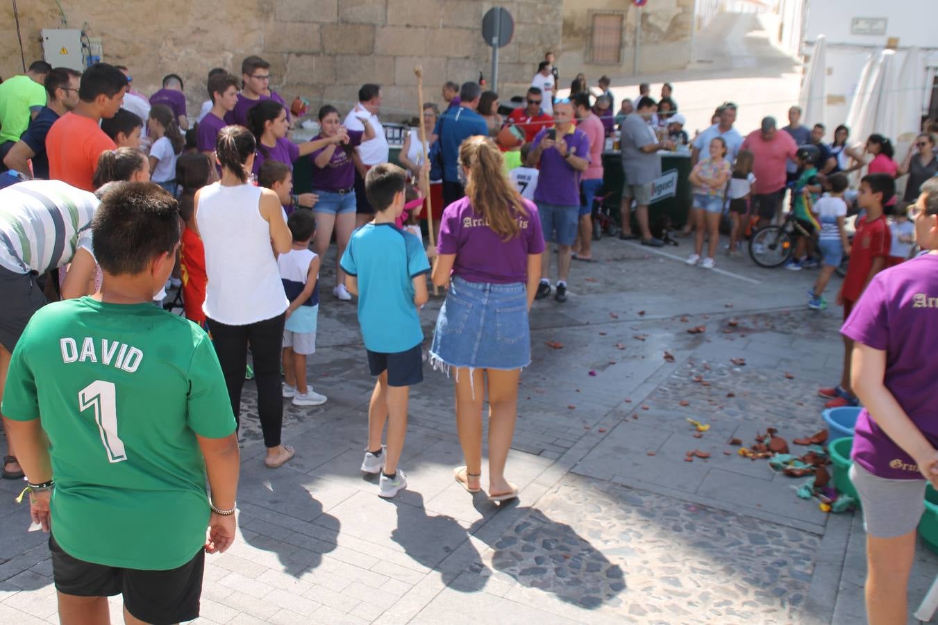 La Agrupación Musical Nuestro Padre Jesús Nazareno abrió el programa de la 'Velá' de Santa María con un magnífico concierto de verano. Todo un lujo disfrutar de la extraordinaria calidad de esta banda, al abrigo del templo visigodo jerezan. Sus integrantes deleitaron al público con la interpretación de obras muy conocidas, que invitaron a disfrutar de la fiesta que hoy prosigue en el Llano de Santa María. Esta mañana con los juegos populares: carrera de cintas en bicicleta, carrera de sacos, pucheros, juegos de agua..., junto a la apertura de la tradicional mesa de subasta y al servicio de barra para hacer frente al calor y disfrutar de sabores tradicionales, pues no ha faltado, como aperitivo, el pestorejo.