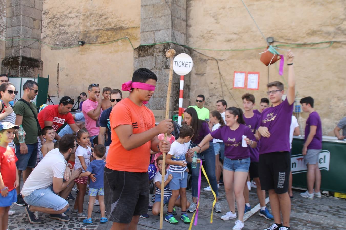 La Agrupación Musical Nuestro Padre Jesús Nazareno abrió el programa de la 'Velá' de Santa María con un magnífico concierto de verano. Todo un lujo disfrutar de la extraordinaria calidad de esta banda, al abrigo del templo visigodo jerezan. Sus integrantes deleitaron al público con la interpretación de obras muy conocidas, que invitaron a disfrutar de la fiesta que hoy prosigue en el Llano de Santa María. Esta mañana con los juegos populares: carrera de cintas en bicicleta, carrera de sacos, pucheros, juegos de agua..., junto a la apertura de la tradicional mesa de subasta y al servicio de barra para hacer frente al calor y disfrutar de sabores tradicionales, pues no ha faltado, como aperitivo, el pestorejo.