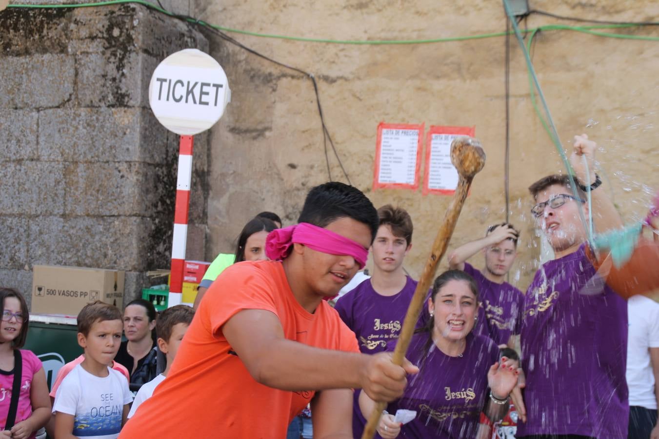 La Agrupación Musical Nuestro Padre Jesús Nazareno abrió el programa de la 'Velá' de Santa María con un magnífico concierto de verano. Todo un lujo disfrutar de la extraordinaria calidad de esta banda, al abrigo del templo visigodo jerezan. Sus integrantes deleitaron al público con la interpretación de obras muy conocidas, que invitaron a disfrutar de la fiesta que hoy prosigue en el Llano de Santa María. Esta mañana con los juegos populares: carrera de cintas en bicicleta, carrera de sacos, pucheros, juegos de agua..., junto a la apertura de la tradicional mesa de subasta y al servicio de barra para hacer frente al calor y disfrutar de sabores tradicionales, pues no ha faltado, como aperitivo, el pestorejo.