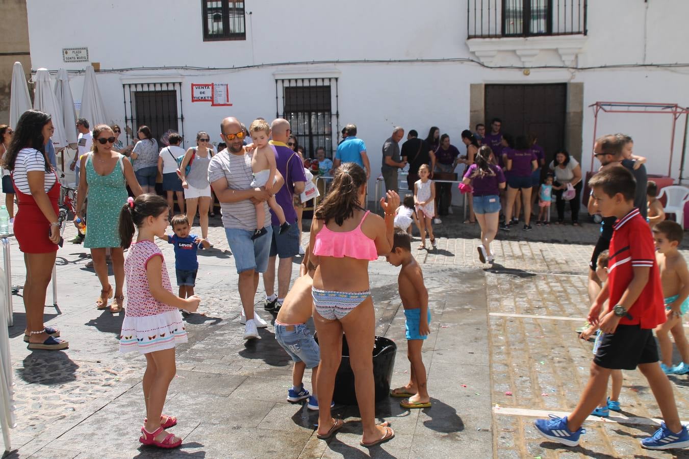 La Agrupación Musical Nuestro Padre Jesús Nazareno abrió el programa de la 'Velá' de Santa María con un magnífico concierto de verano. Todo un lujo disfrutar de la extraordinaria calidad de esta banda, al abrigo del templo visigodo jerezan. Sus integrantes deleitaron al público con la interpretación de obras muy conocidas, que invitaron a disfrutar de la fiesta que hoy prosigue en el Llano de Santa María. Esta mañana con los juegos populares: carrera de cintas en bicicleta, carrera de sacos, pucheros, juegos de agua..., junto a la apertura de la tradicional mesa de subasta y al servicio de barra para hacer frente al calor y disfrutar de sabores tradicionales, pues no ha faltado, como aperitivo, el pestorejo.