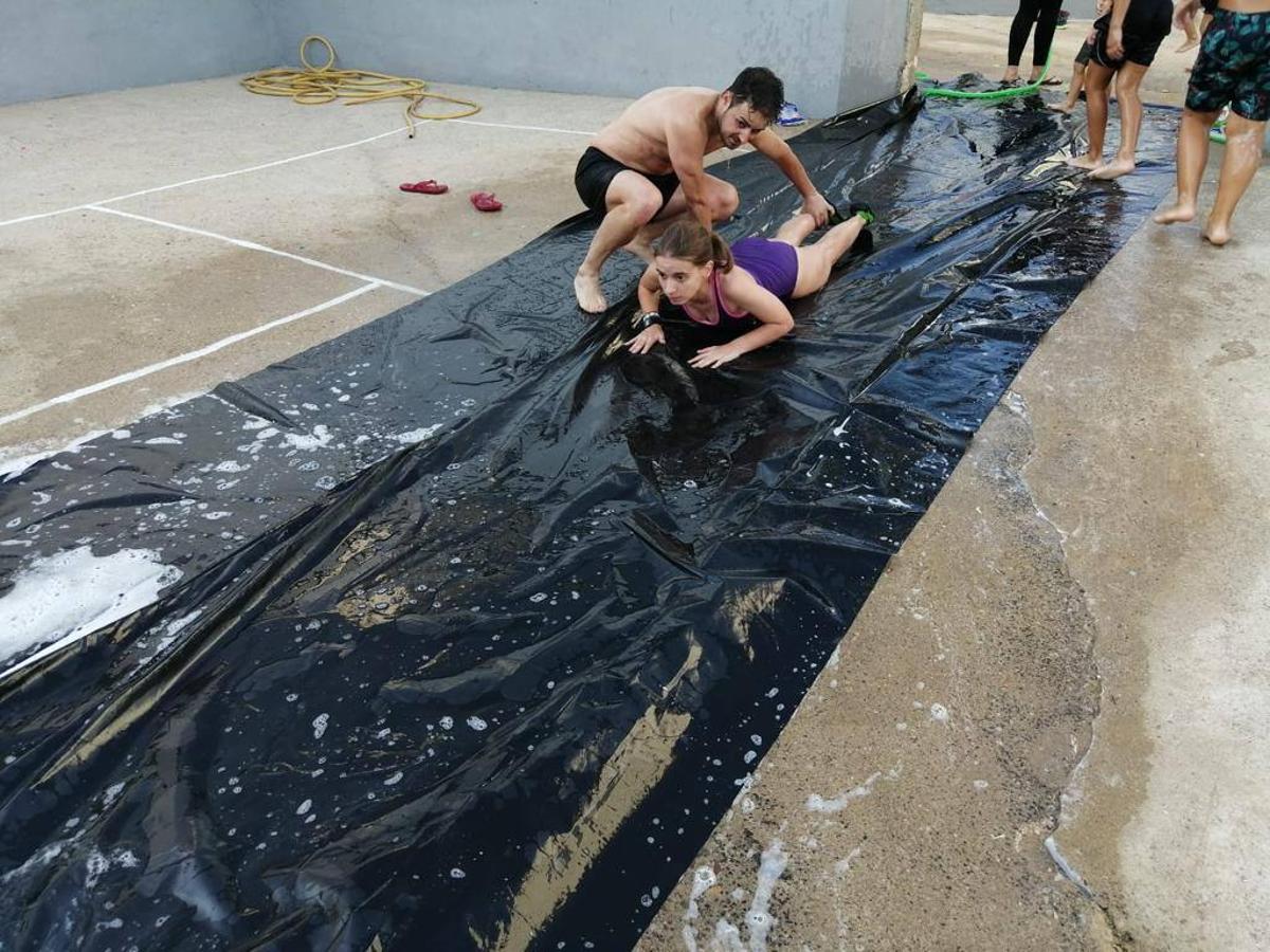 'Euexia Rural' ha celebrado, este fin de semana, su primer 'Campus deportivo inclusivo'. La actividad se ha desarrollado en el Palacio de los Guzmanes y ha contado con un variado programa de actividades: juegos acuáticos, 'máster chef', cine, baloncesto, fútbol, tenis, actividades nocturnas, etc. Jesús Sosa, presidente de la citada Asociación, ha señalado que «ha sido un campus muy diferente, tanto por el aprendizaje en diversidad de los niños como por el entorno en el que ha tenido lugar». Unas 55 personas, entre ellas, 25 niños, han formado parte de este Campus en el que «personas con discapacidad de nuestra asociación y otros colectivos en riesgo de exclusión social han participado con el rol de monitores, perdiendo, así, el rol de beneficiarios que han venido teniendo históricamente», indica Sosa. La actividad ha contado con el apoyo de la Fundación 'Alfonso Gallardo' y la colaboración de la Diputación de Badajoz, el Ayuntamiento de Jerez y la Fundación 'Decathlon'.
