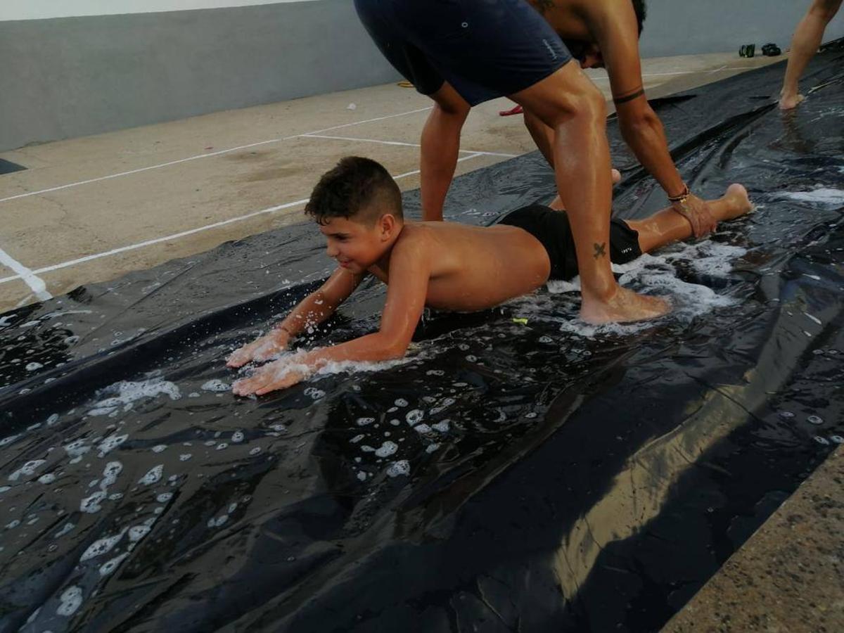 'Euexia Rural' ha celebrado, este fin de semana, su primer 'Campus deportivo inclusivo'. La actividad se ha desarrollado en el Palacio de los Guzmanes y ha contado con un variado programa de actividades: juegos acuáticos, 'máster chef', cine, baloncesto, fútbol, tenis, actividades nocturnas, etc. Jesús Sosa, presidente de la citada Asociación, ha señalado que «ha sido un campus muy diferente, tanto por el aprendizaje en diversidad de los niños como por el entorno en el que ha tenido lugar». Unas 55 personas, entre ellas, 25 niños, han formado parte de este Campus en el que «personas con discapacidad de nuestra asociación y otros colectivos en riesgo de exclusión social han participado con el rol de monitores, perdiendo, así, el rol de beneficiarios que han venido teniendo históricamente», indica Sosa. La actividad ha contado con el apoyo de la Fundación 'Alfonso Gallardo' y la colaboración de la Diputación de Badajoz, el Ayuntamiento de Jerez y la Fundación 'Decathlon'.