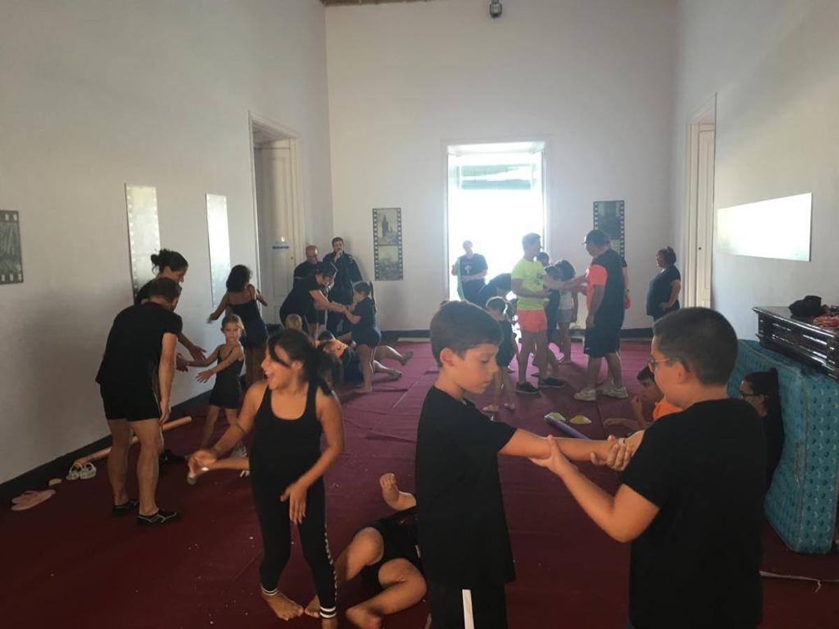 'Euexia Rural' ha celebrado, este fin de semana, su primer 'Campus deportivo inclusivo'. La actividad se ha desarrollado en el Palacio de los Guzmanes y ha contado con un variado programa de actividades: juegos acuáticos, 'máster chef', cine, baloncesto, fútbol, tenis, actividades nocturnas, etc. Jesús Sosa, presidente de la citada Asociación, ha señalado que «ha sido un campus muy diferente, tanto por el aprendizaje en diversidad de los niños como por el entorno en el que ha tenido lugar». Unas 55 personas, entre ellas, 25 niños, han formado parte de este Campus en el que «personas con discapacidad de nuestra asociación y otros colectivos en riesgo de exclusión social han participado con el rol de monitores, perdiendo, así, el rol de beneficiarios que han venido teniendo históricamente», indica Sosa. La actividad ha contado con el apoyo de la Fundación 'Alfonso Gallardo' y la colaboración de la Diputación de Badajoz, el Ayuntamiento de Jerez y la Fundación 'Decathlon'.
