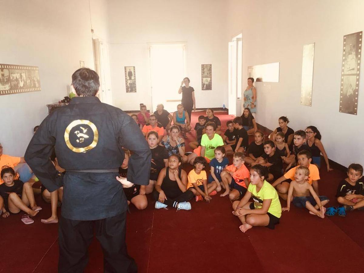 'Euexia Rural' ha celebrado, este fin de semana, su primer 'Campus deportivo inclusivo'. La actividad se ha desarrollado en el Palacio de los Guzmanes y ha contado con un variado programa de actividades: juegos acuáticos, 'máster chef', cine, baloncesto, fútbol, tenis, actividades nocturnas, etc. Jesús Sosa, presidente de la citada Asociación, ha señalado que «ha sido un campus muy diferente, tanto por el aprendizaje en diversidad de los niños como por el entorno en el que ha tenido lugar». Unas 55 personas, entre ellas, 25 niños, han formado parte de este Campus en el que «personas con discapacidad de nuestra asociación y otros colectivos en riesgo de exclusión social han participado con el rol de monitores, perdiendo, así, el rol de beneficiarios que han venido teniendo históricamente», indica Sosa. La actividad ha contado con el apoyo de la Fundación 'Alfonso Gallardo' y la colaboración de la Diputación de Badajoz, el Ayuntamiento de Jerez y la Fundación 'Decathlon'.