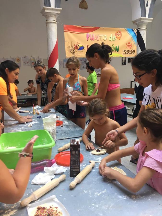 'Euexia Rural' ha celebrado, este fin de semana, su primer 'Campus deportivo inclusivo'. La actividad se ha desarrollado en el Palacio de los Guzmanes y ha contado con un variado programa de actividades: juegos acuáticos, 'máster chef', cine, baloncesto, fútbol, tenis, actividades nocturnas, etc. Jesús Sosa, presidente de la citada Asociación, ha señalado que «ha sido un campus muy diferente, tanto por el aprendizaje en diversidad de los niños como por el entorno en el que ha tenido lugar». Unas 55 personas, entre ellas, 25 niños, han formado parte de este Campus en el que «personas con discapacidad de nuestra asociación y otros colectivos en riesgo de exclusión social han participado con el rol de monitores, perdiendo, así, el rol de beneficiarios que han venido teniendo históricamente», indica Sosa. La actividad ha contado con el apoyo de la Fundación 'Alfonso Gallardo' y la colaboración de la Diputación de Badajoz, el Ayuntamiento de Jerez y la Fundación 'Decathlon'.