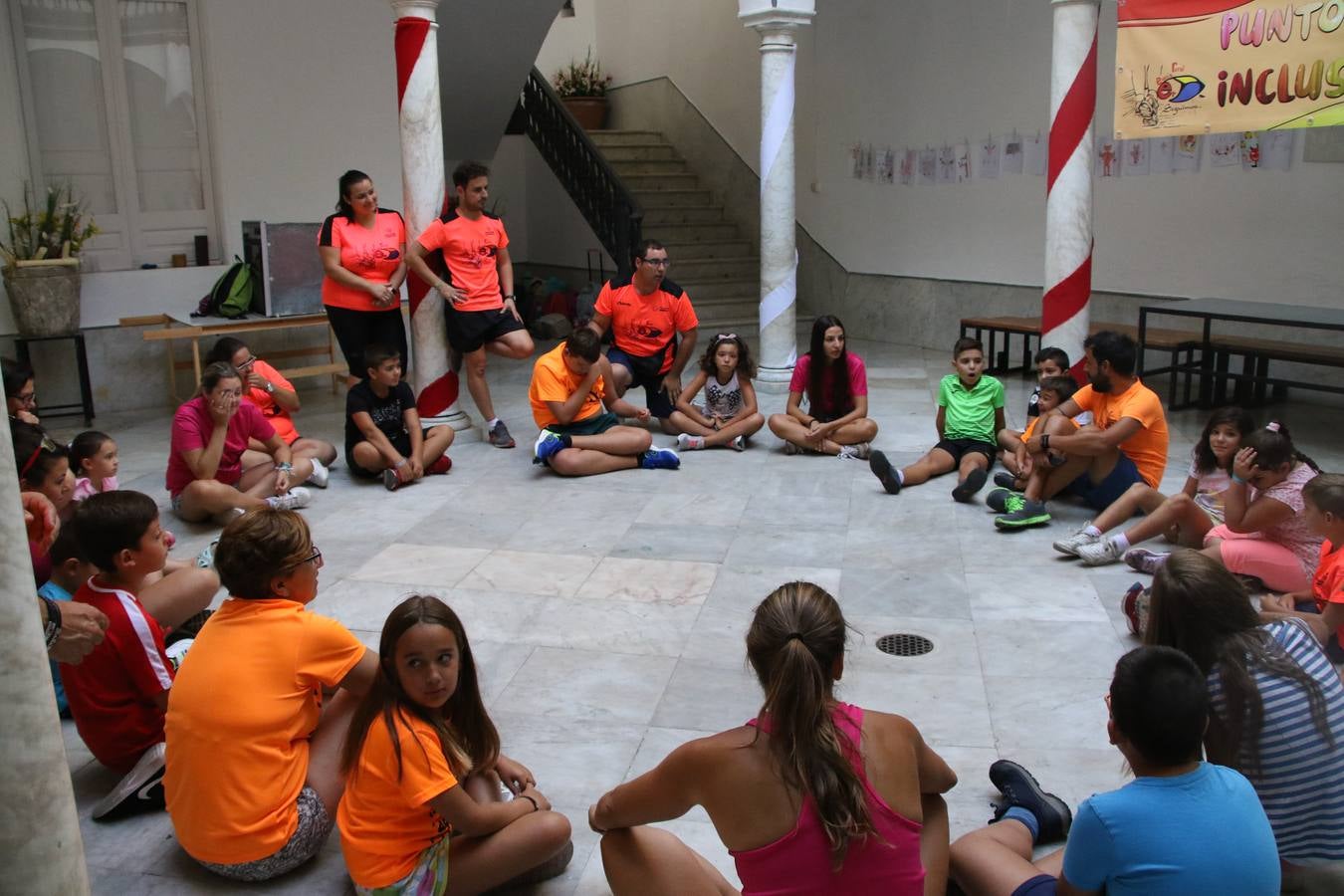 'Euexia Rural' ha celebrado, este fin de semana, su primer 'Campus deportivo inclusivo'. La actividad se ha desarrollado en el Palacio de los Guzmanes y ha contado con un variado programa de actividades: juegos acuáticos, 'máster chef', cine, baloncesto, fútbol, tenis, actividades nocturnas, etc. Jesús Sosa, presidente de la citada Asociación, ha señalado que «ha sido un campus muy diferente, tanto por el aprendizaje en diversidad de los niños como por el entorno en el que ha tenido lugar». Unas 55 personas, entre ellas, 25 niños, han formado parte de este Campus en el que «personas con discapacidad de nuestra asociación y otros colectivos en riesgo de exclusión social han participado con el rol de monitores, perdiendo, así, el rol de beneficiarios que han venido teniendo históricamente», indica Sosa. La actividad ha contado con el apoyo de la Fundación 'Alfonso Gallardo' y la colaboración de la Diputación de Badajoz, el Ayuntamiento de Jerez y la Fundación 'Decathlon'.